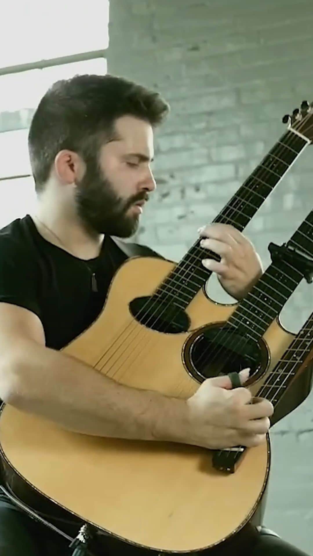 MUSEのインスタグラム：「Amazing ❤️‍🔥 Hysteria triple neck(!) guitar cover by @lucastricagnoli. Watch the full video at the link in stories.」