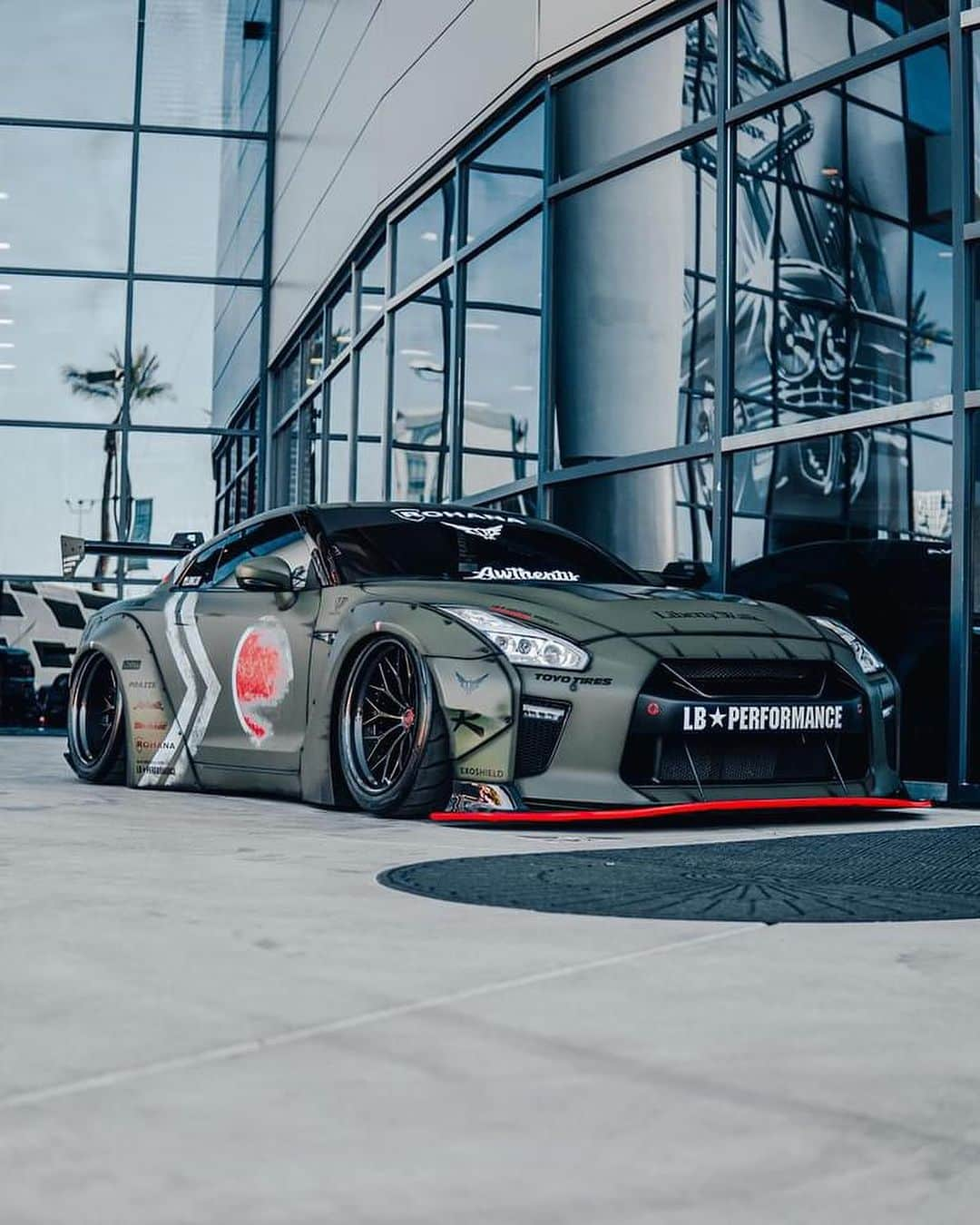 Wataru Katoのインスタグラム：「@lbwkzay Liberty Walk Green Fighter GTR sitting pretty on our RLB-3’s 😮‍💨  #rohana #rohanaforged #rohanawheels #sema #libertywalk #nissangtrr35 #lbworks #nissan @rohanawheels  #semashow」