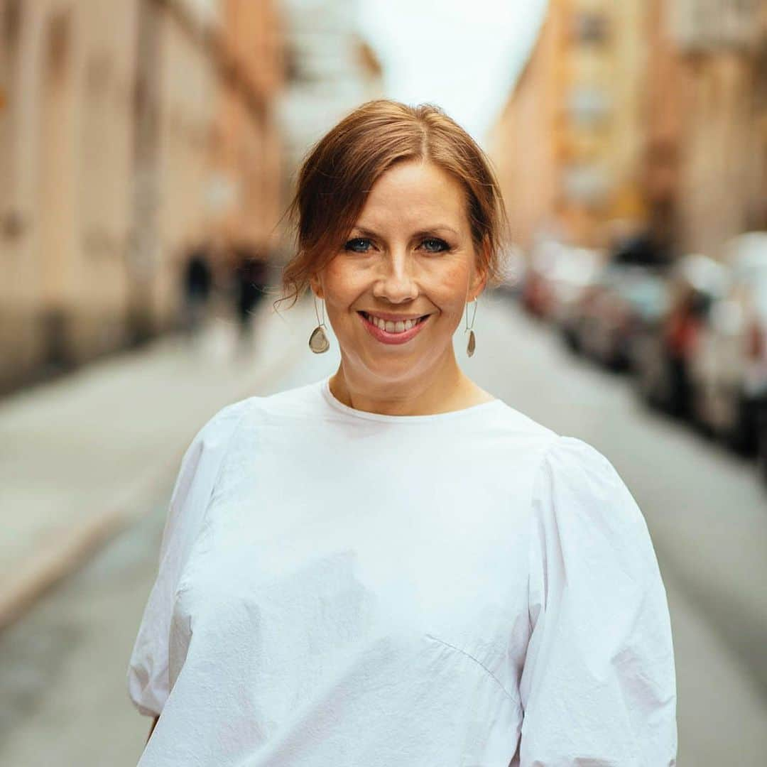 Maria Soxboのインスタグラム：「📣 Årets röst! 📣  Det känns nästan lite futtigt att ägna ett inlägg åt detta med tanke på allt som sker i världen, men kanske behöver vi få fira det som firas kan just nu? Så känner i alla fall jag, och därför har jag bestämt mig för att glädjas åt att jag fått en utmärkelse som jag är väldigt stolt över!  Det är @plazainterior som korat en rad vinnare inom hållbarhet, och jag fick för några veckor sedan veta att jag fått hederspris för ”årets röst” (med motiveringen på slide 2).   Jag blev jätteglad över det här, för någonstans är det ju precis det jag vill uppnå med mitt konto. Att bli en röst som hörs, som sätter ord på saker som behöver sägas, som hjälper till att sprida kunskap och som kanske framför allt peppar andra att våga använda SINA röster. Jag tänker att vi behöver bli så många som möjligt som höjer rösten just nu. För klimatet, för rättvisa, för mänskliga rättigheter, för barnen, för jämställdhet, för antirasism och för tusen andra viktiga samhällsfrågor. Kan jag så ett frö hos någon av er som sen innebär att ni höjer rösten i ett sammanhang där ni får chansen så är ingen gladare än jag!  Jag brinner också för kommunikation. På alla plan. Att vi människor ser och lyssnar på varandra i vardagen, att media förmedlar det vi behöver veta och ställer de kritiska frågorna, att företagen är transparenta så att vi förstår vad vi köper, att politiker tar sitt ansvar och både fattar de obekväma beslut som krävs – men också förmedlar positiva framtidsvisioner och skapar acceptans för det som behöver ske.   Att prata om saker – kanske det viktigaste vi kan göra just nu. Och där vill jag också säga TACK till alla er som kommenterar, diskuterar och hjälper mig att nå ut genom att dela mina inlägg. Utan er skulle min röst inte höras. ❤️  Tack Plaza Interiör för ett fint erkännande, jag ska göra mitt bästa för att förvalta det! Och för er som vill läsa mina tankar kring detta och annat så finns en fyrsidig intervju med mig i senaste numret som kom ut idag.」