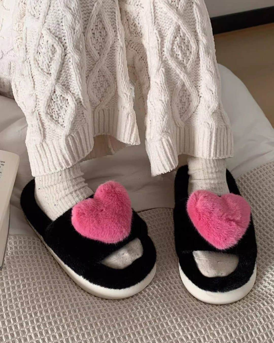 SHEINさんのインスタグラム写真 - (SHEINInstagram)「We don't just wear our hearts on our sleeves - we've got 'em on our slippers, too! 💕 Pick the plush pair that would warm your heart (and feet 😉) 👇  🔎 15715764 22367367 25020823  #SHEIN #SHEINforAll #SHEINstyle #fashion #chic」11月3日 2時30分 - sheinofficial