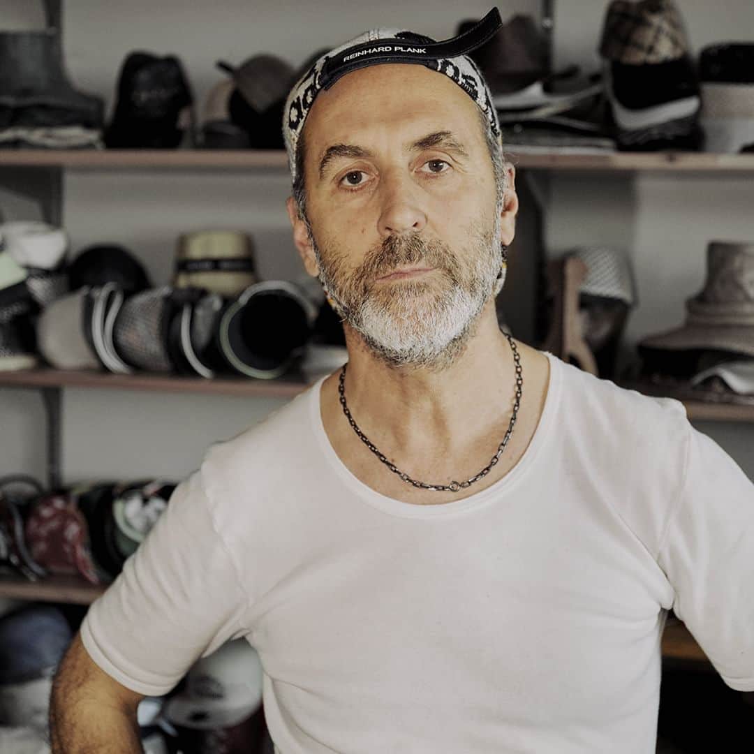 レナード プランクのインスタグラム：「Reinhard Plank, the unconventional art of hat making. Into the mind of the Artist.  Discover Reinhard's world on reinhardplank.it  #reinhardplank #hatmaker #hat #factory #lab #fall2023」
