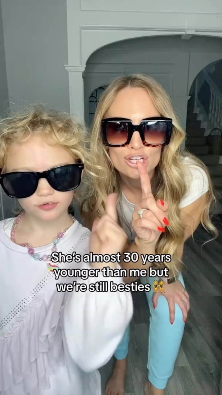 Anna Sacconeのインスタグラム：「Tomorrow we will be 30 years apart 🥹👯‍♀️ #motherdaughter #mommydaughter #momlife #itiswhatitis #parentsofinstagram #sacconejolys #momof4 #momoffour #4kidsmama #alessiafrancesca」