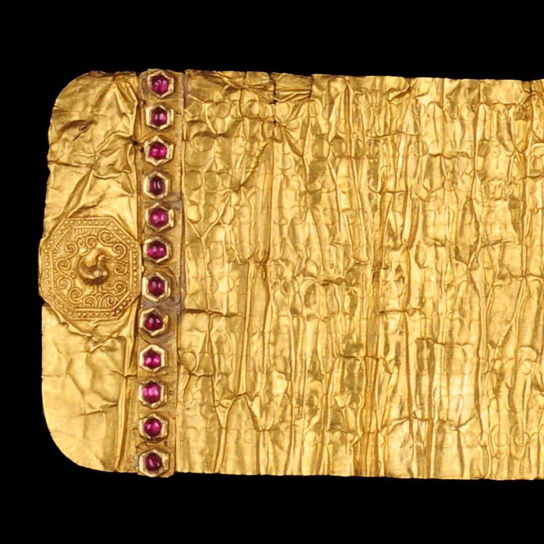 大英博物館のインスタグラム：「Charting the last 1,500 years of history, our #BurmaToMyanmar exhibition explores the dramatic fluctuations in fortune this cultural crossroads has seen between AD 450 and today.   From the Pyu peoples who founded some of Southeast Asia’s earliest urban centres, to the present-day country overshadowed by decades of civil wars and military rule, the many histories of Myanmar – also known as Burma – weave a complex web balancing interconnectedness and isolation.   For much of its history, Myanmar was composed of numerous states, kingdoms and ethnicities with fluid spheres of influence and connection. After the whole country was incorporated into the British Empire in 1886, colonial administrative procedures like the census were introduced. These established boundaries and stereotyped ethnically diverse peoples into one generic identity.   Though today its varied and rich history is little known in the West, Myanmar’s arts and cultures have been shaped from an early date through creative ingenuity spurred by connections between global trade routes, religious networks and dozens of indigenous city states, each with their own unique character.  Head to the link in our bio to follow the changes and complexities of this cultural crossroad, with our Burma timeline.   Supported by  Zemen Paulos and Jack Ryan  🔎 Golden letter from King Alaungpaya to George II, gold and rubies, present-day central Myanmar, 1756. Photo © Gottfried Wilhelm Leibniz Library, Hannover, Germany.  #BritishMuseum」