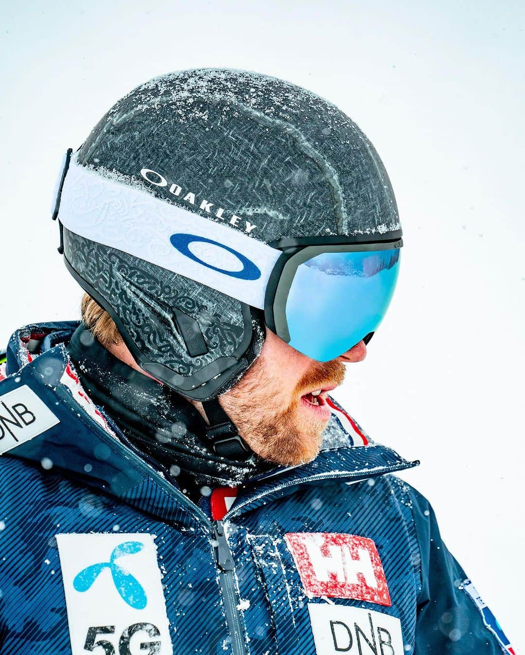 OAKLEYさんのインスタグラム写真 - (OAKLEYInstagram)「Clear the runway and dominate the slopes. Paying homage to his Nordic ancestry, the @akilde Signature Series Flight Path Goggles are now available in-store and online. #DrawYourLine」11月3日 2時21分 - oakley