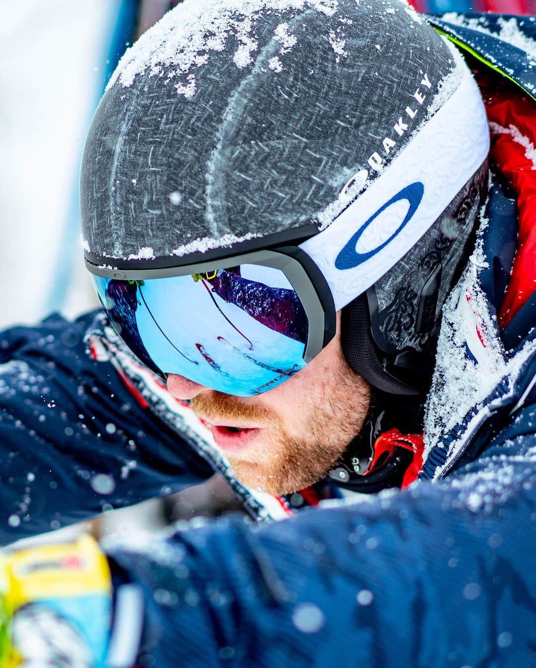 OAKLEYのインスタグラム：「Clear the runway and dominate the slopes. Paying homage to his Nordic ancestry, the @akilde Signature Series Flight Path Goggles are now available in-store and online. #DrawYourLine」
