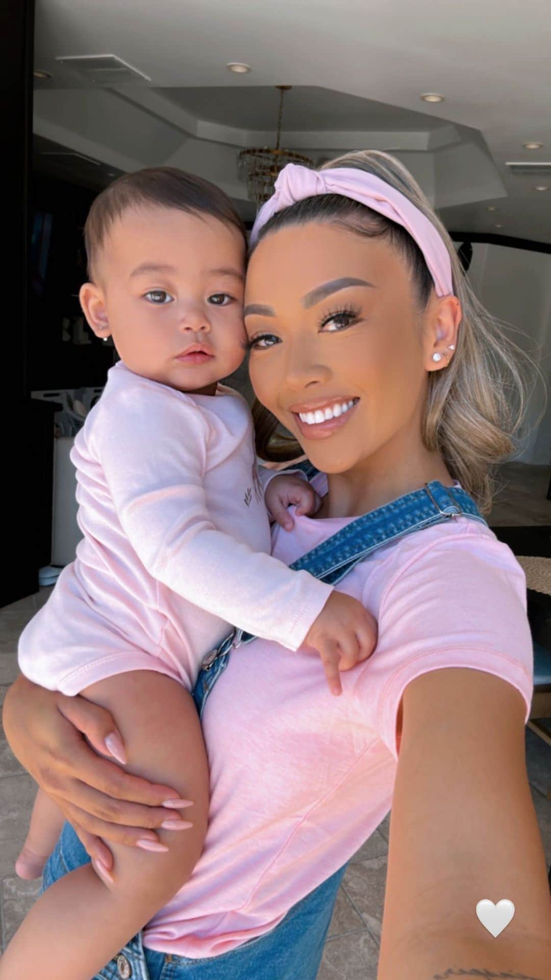 リアン Vのインスタグラム：「Dressed up as @zaiasky favorite youtuber @msrachelforlittles for Halloween 💕🥹😍」