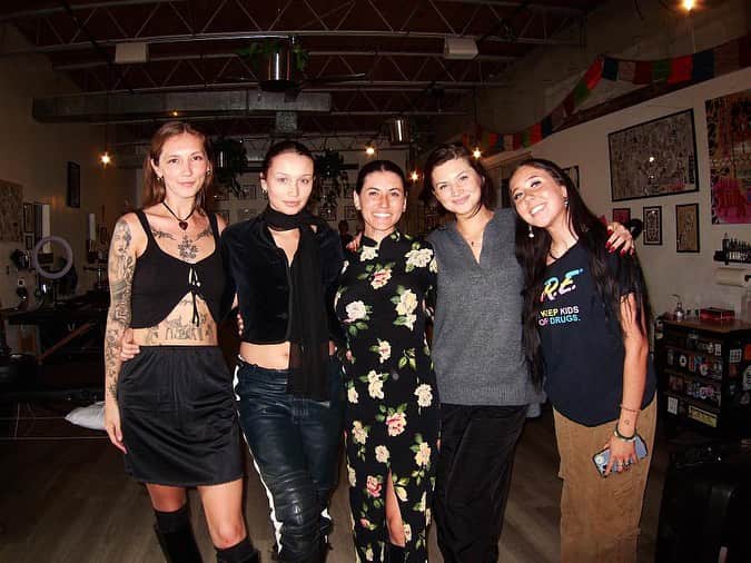 ケイリン・ルッソのインスタグラム：「Utah link up was a massive success had about a dozen people come through to @heresmineslc and we just had conversation, listened to new music and bonded! Love u guys thank you 🖤🪷🥀🤞🏼」