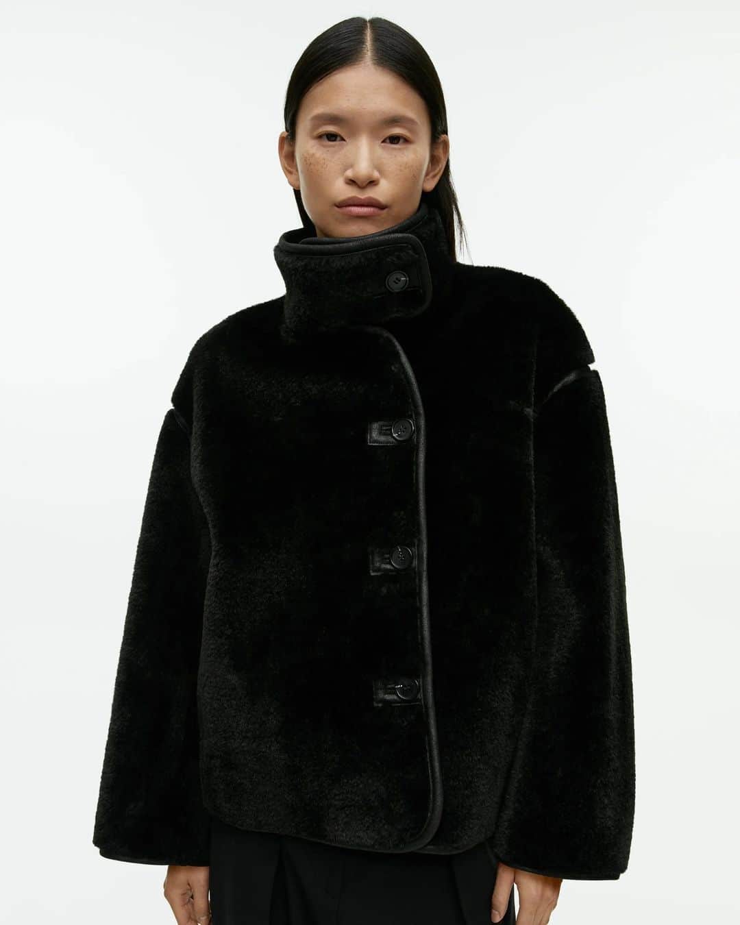 ARKETのインスタグラム：「Just arrived - Our most loved Faux Fur Jacket in all black. Pile jacket with bindings made of faux leather. This is a single-breasted style with a stand collar and rounded sleeves. Shop now: link in bio. - #ARKET」