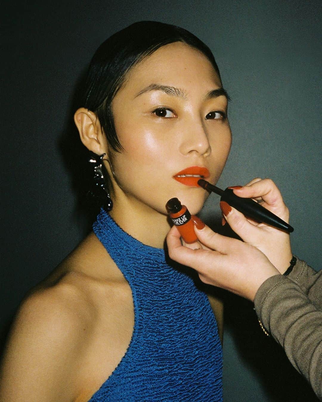 MAKE UP FOR EVER OFFICIALのインスタグラム：「Behind the scenes of our #RougeArtistForEverMatte campaign.  A powerful matte finish in one stroke delivered by a unique applicator inspired by an artist's lip brush.  #MakeItLast #MAKEUPFOREVER」
