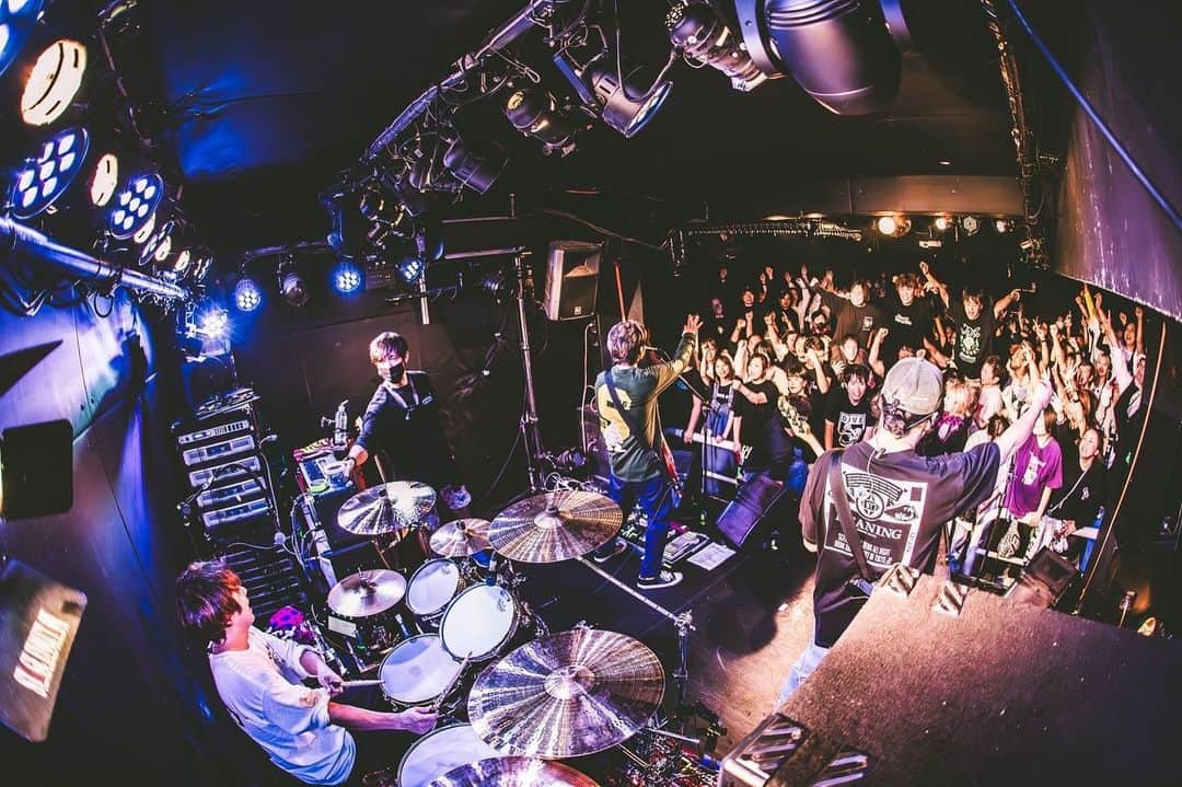 須賀真太郎のインスタグラム：「2023.11.02 at 岐阜ants dustbox presents "Out Of Nowhere vol.1" w/ SHADOWS  大好きなantsで大好きなSHADOWSと一緒にライブ出来て最高でした！ なぜ今日はMCで、あのワードを選んでしまい、自分で過酷な方向に持っていってしまったのでしょうか（笑） でも、なんとか、キレイにまとめられた、よね？w  📸岩渕直人」