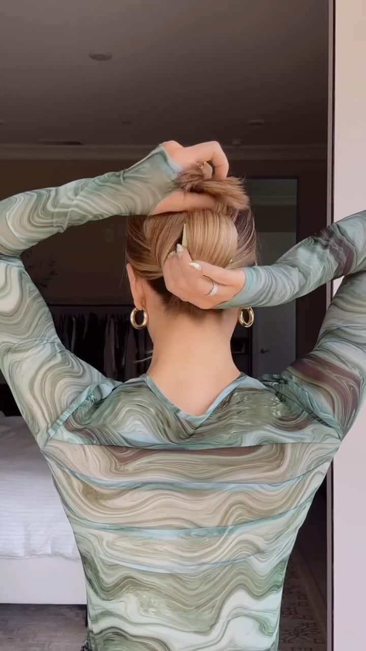 Angel™のインスタグラム：「🔺More hair inspo Save for later. Credit @nicholeciotti #hairstyle #haircuttingstyle #curlyhair #longhair #wavyhair #curtainbangs  #haircolor #blondehair #brunette #hairstraightener #braids #ponytail #bun  #haircare #hairclip #newhairstyle #cutehairstyles #simplehairstyle #hairstyleideas #hairstyletutorial #americanstyle ❤️ #asaqueen」