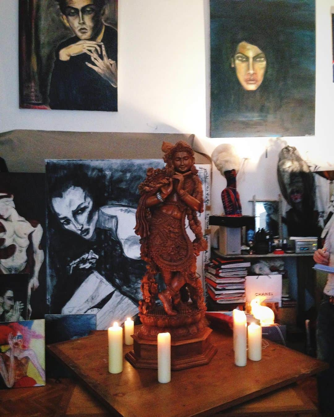 JULIEN D'YSのインスタグラム：「Portraits of @lindaevangelista  Kate, Egon🖤  #Nijinsky @katemossagency  #egonschiele mon atelier a paris peace 🕯️🕯️🕯️🕯️🕯️🕯️🕯️🕯️🕯️🕯️🌍statue of  #krishna 💙 #oilpainting ❤️‍🔥💎」