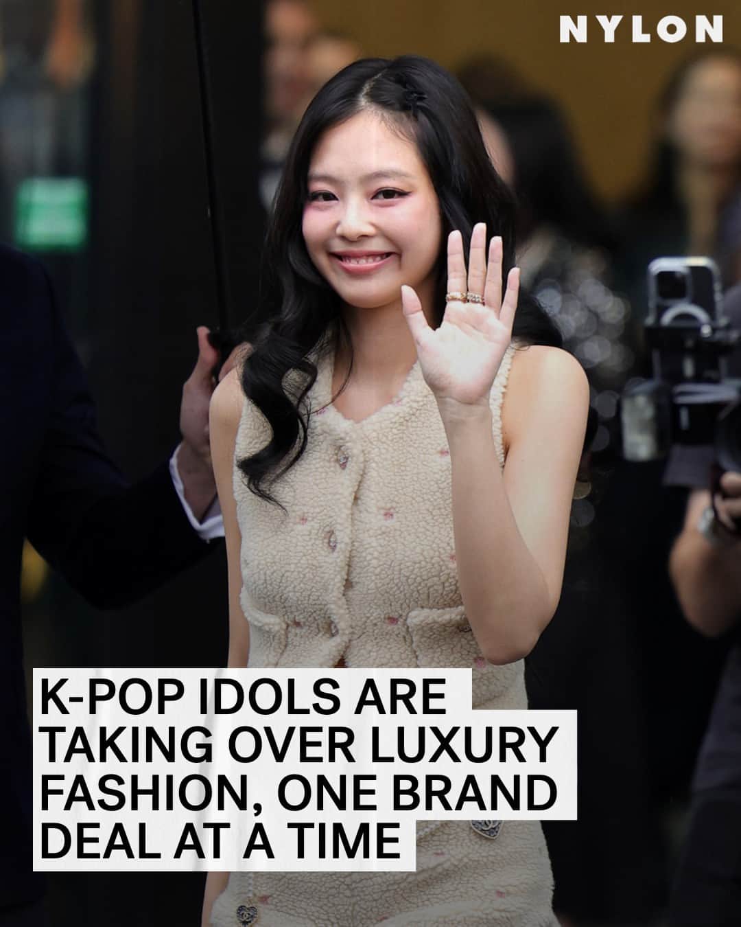 Nylon Magazineのインスタグラム：「Luxury fashion labels are playing into the virality of Korean pop groups not just by inviting them to sit in the front rows, but by enlisting them as brand ambassadors. With all of the @blackpinkofficial members inking contracts — Jennie (Chanel), Jisoo (Dior), Rosé (YSL), and Lisa (Celine) — to @bts.bighitofficial members signed with brands like Valentino and Bottega Veneta; even newly launched girl groups @newjeans_official, @le_sserafim, and @aespa_official have joined the families of Louis Vuitton, Loewe, and many others. And this is just a handful of names on a very long roster.  But what about South Korea’s top stars makes them so coveted and influential in the fashion industry? At the link in bio, @indiajde dives in.」