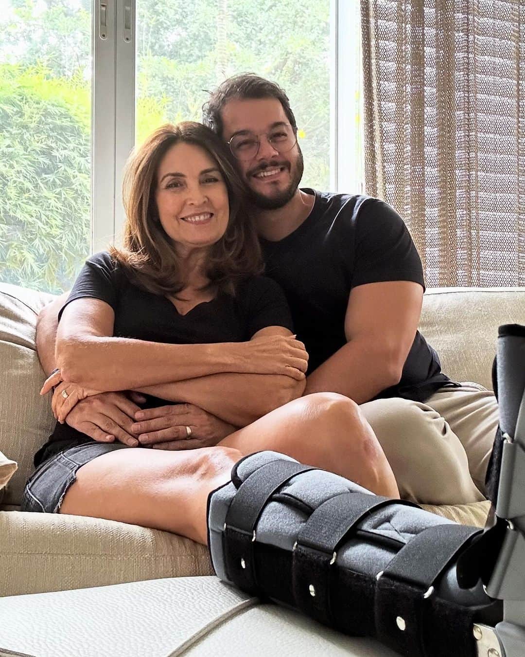 ファチマ・ベルナルデスのインスタグラム：「Nossa comemoração dos 6 anos, promete. Em casa e com o pé quebrado pra cima. Tudo ótimo pra quem já comemorou com o braço na tipoia. O que vale é que meu enfermeiro chegou e estamos juntos. #cadaminutoimporta」