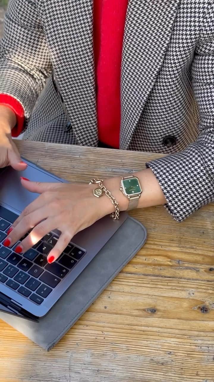 Olivia Burtonのインスタグラム：「Join @kerryawalker_ as she takes us from city streets to her favourite coffee shops. ☕️  tap to shop Kerry’s favourite #FW23 pieces or head to our Covent Garden store.  #OliviaBurtonLondon #OliviaBurtonCollecive #OliviaBurtonMoments」