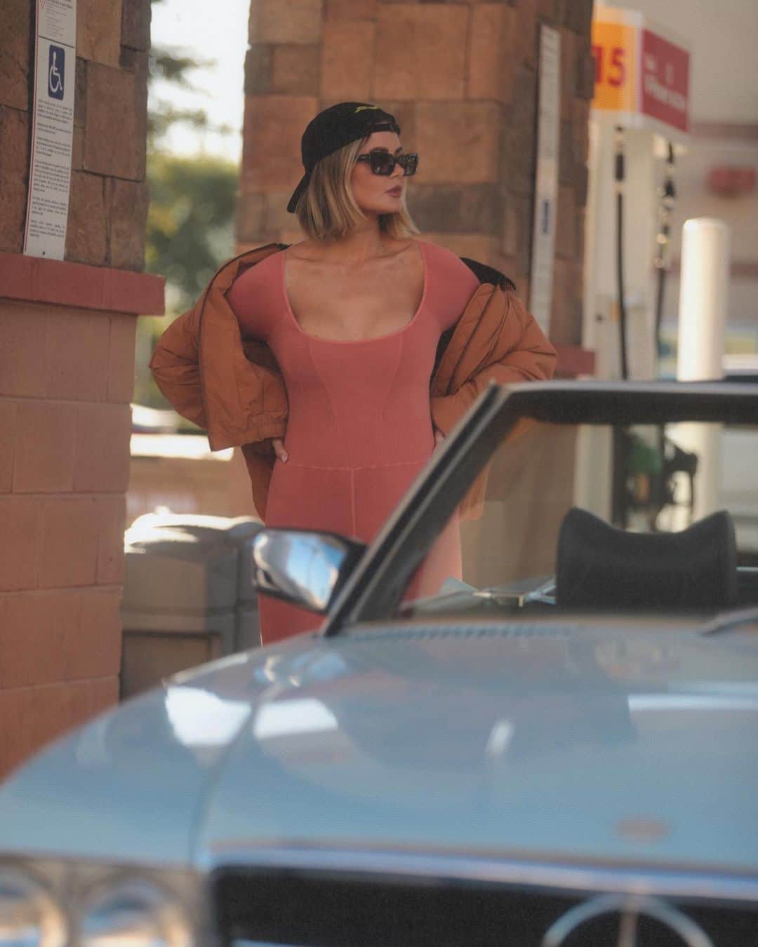 Amber Fillerup Clarkのインスタグラム：「Me and Sadie on our fillerup run … ⛽️ also in my new outpost bomber from @fpmovement it’s soooooo good omg it has lil pockets on the arm I 🫶🏼 .. it’s available now! #fpmovementpartner」