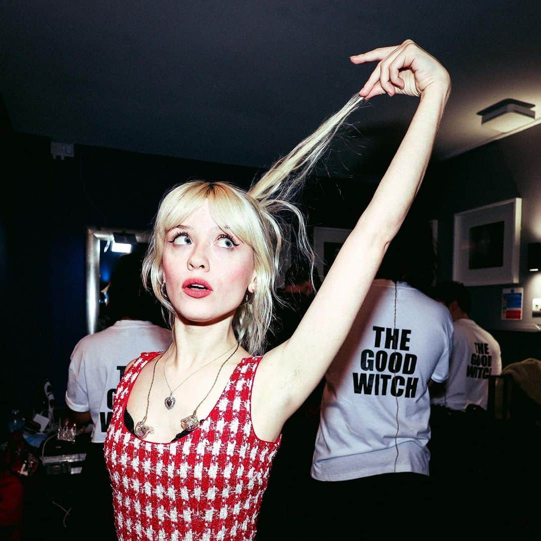 メイジー・ピーターズのインスタグラム：「bristol last night was so sweet 🥹 london …. ur next ……」