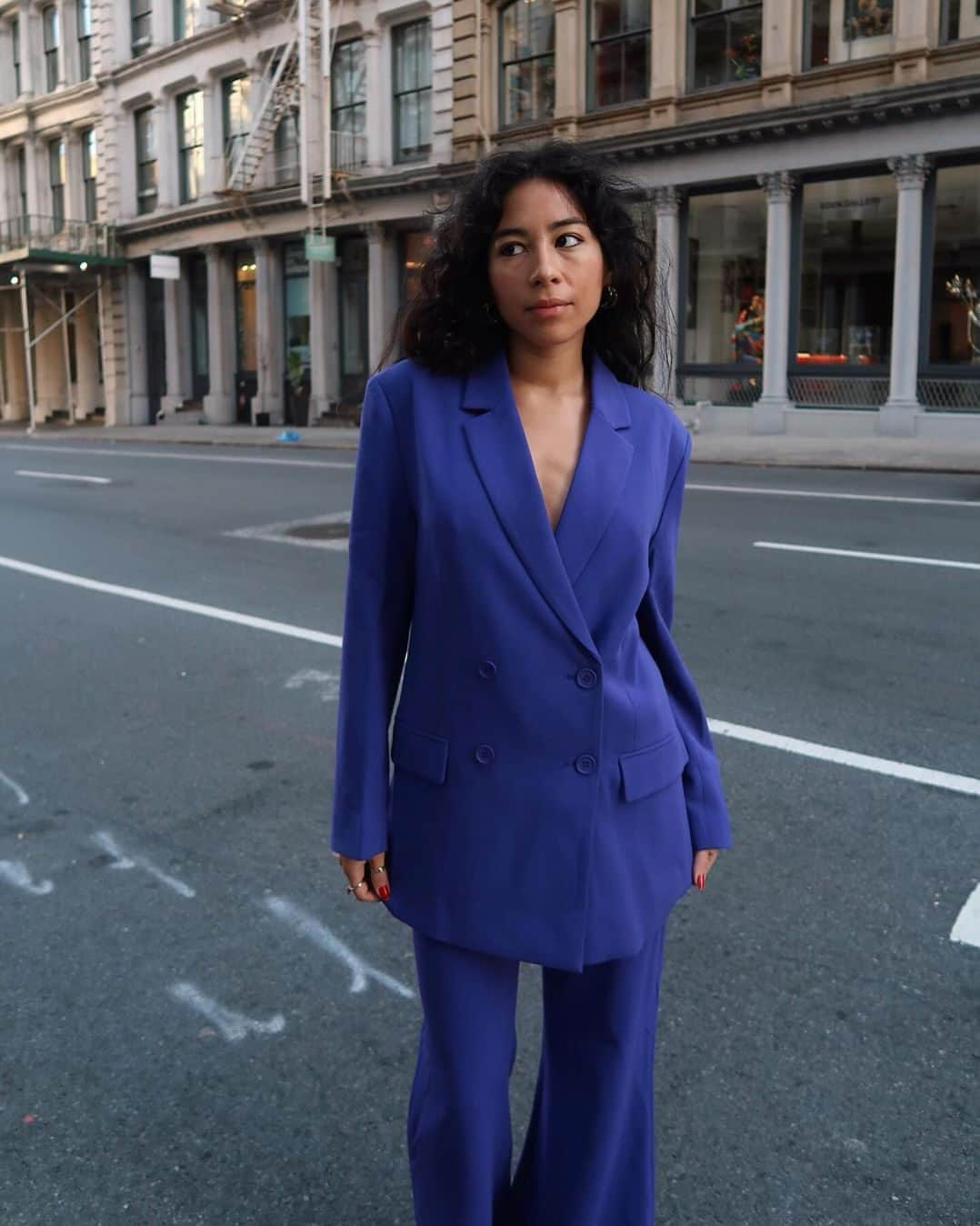 フレンチコネクションのインスタグラム：「Power purple is back for AW23, and even more chic than ever💜💜 Our Whisper Suit, as seen on the beautiful @emilychussy.」