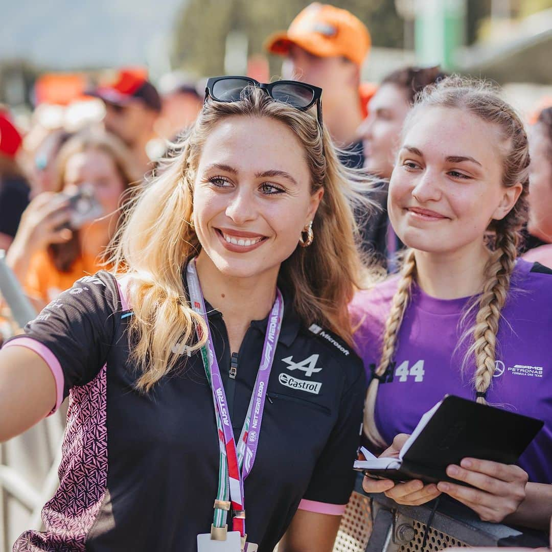 ソフィア・フロルシュのインスタグラム：「Always my favourite moments 💜 // 📸 x @thomasmarzusch & @janbeyer // #sophia #sophia99 #racegirl #racing #motorsport #changeagent #soptimism #unscripted」