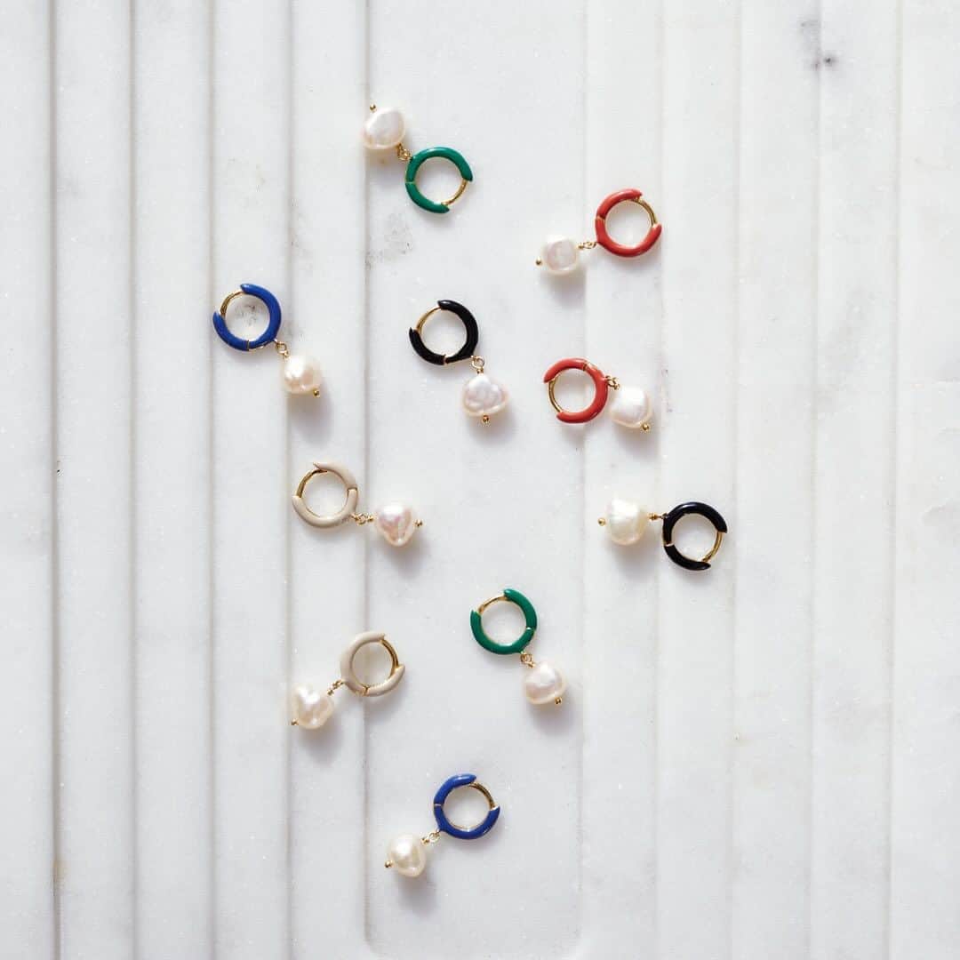 チャンルーのインスタグラム：「Candy colored enamel & pearls 🍬 for a limited time, spend $150+ and receive a pair of Enamel Pearl Hoops in an assortment of colors!」