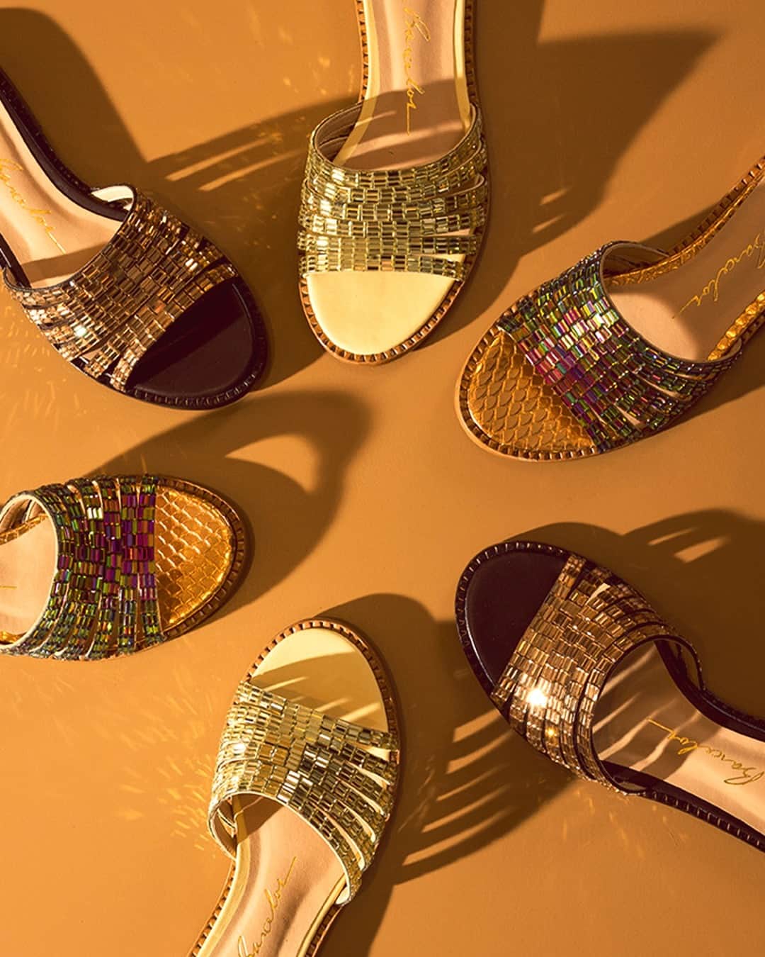 Luiza Barcelosのインスタグラム：「Seja para as produções leves de verão ou os eventos mais sofisticados, a sandália rasteira com micro espelhos é uma ótima opção. O modelo possui um reflexo glow única que eleva qualquer look.   Me conta, qual a sua cor preferida: cobre, cinza ou dourada?   #LuizaBarcelos #LuizaBarcelosEMariaRudge #Verão24  Ref: {125300653}」