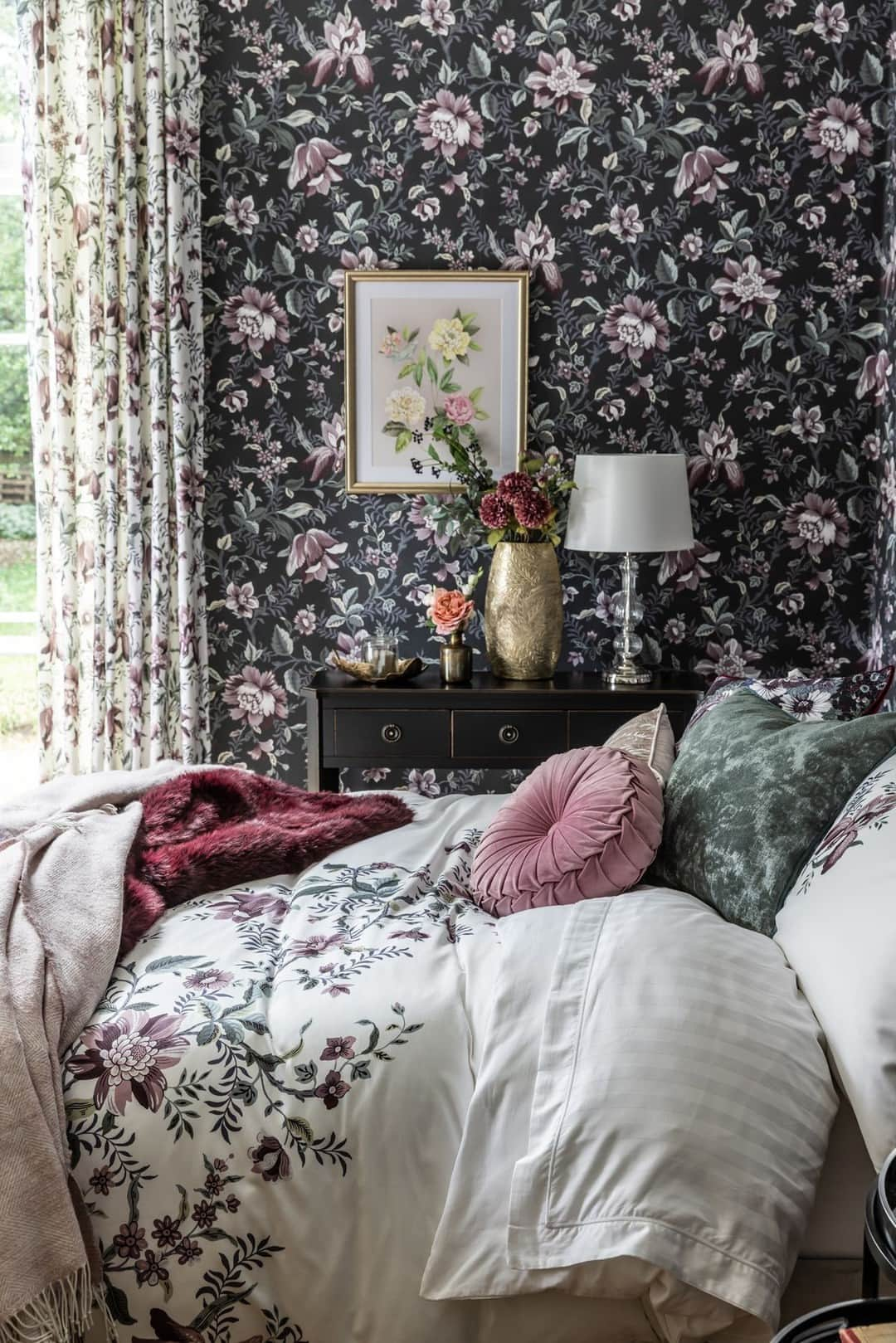 ローラアシュレイのインスタグラム：「Undeniably elegant, the Edita's Garden Duvet Cover and Pillowcase Set features branches blooming with exotic flowers. ⁣ ⁣ This decadent design has a charming tropical feel to it. Made from luxuriously soft cotton sateen, this design adds a touch of glamour to your bedroom.⁣ ⁣ Now available on lauraashley.com and @nextofficial」