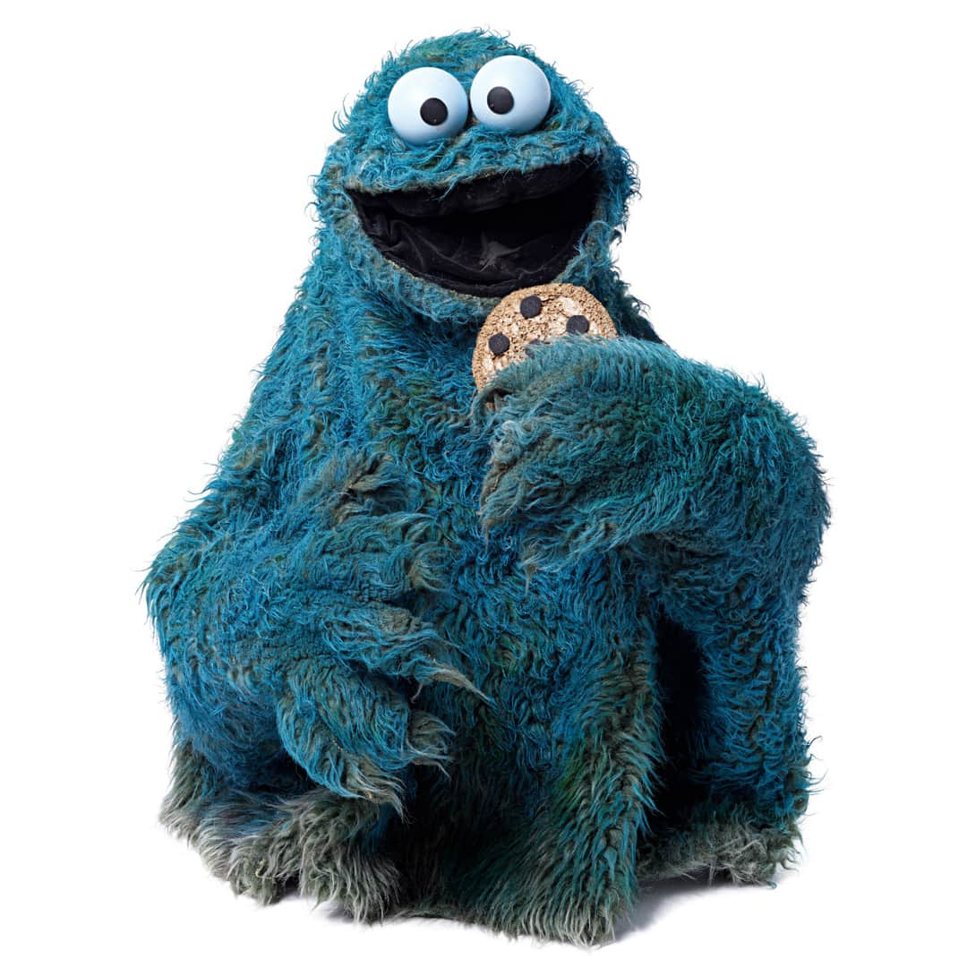 国立アメリカ歴史博物館のインスタグラム：「Happy Birthday, Cookie Monster!  What better way to celebrate Cookie Monster’s birthday than to… put him on display! That’s right! Starting today, Cookie Monster is now on display in our “Entertainment Nation”/“Nación del espectáculo” exhibit!  Covered in blue fur with large googly eyes, Cookie Monster is one of the main characters on Sesame Street.  #HBDCookieMonster #CookieMonster  The Museum cares for the Henson collection with generous support from the Jane Henson Foundation.  The Television Gallery in Entertainment Nation is generously supported by Tom and Karen Rutledge.  Gift of the Family of Jim Henson: Lisa Henson, Cheryl Henson, Brian Henson, John Henson and Heather Henson.」