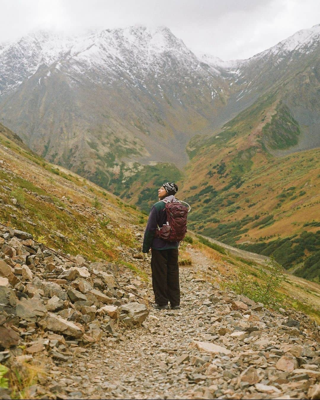 オスプレーさんのインスタグラム写真 - (オスプレーInstagram)「What's your favorite season to hit the trail? Tell us your perfect hiking weather in the comments 🍂❄️☀️🌱  #OspreyPacks」11月3日 3時01分 - ospreypacks