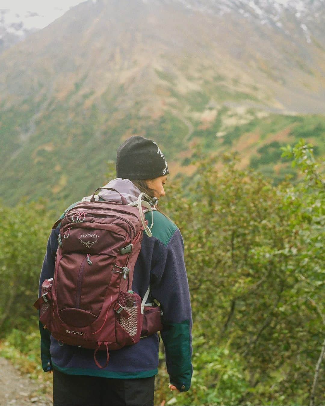 オスプレーのインスタグラム：「What's your favorite season to hit the trail? Tell us your perfect hiking weather in the comments 🍂❄️☀️🌱  #OspreyPacks」