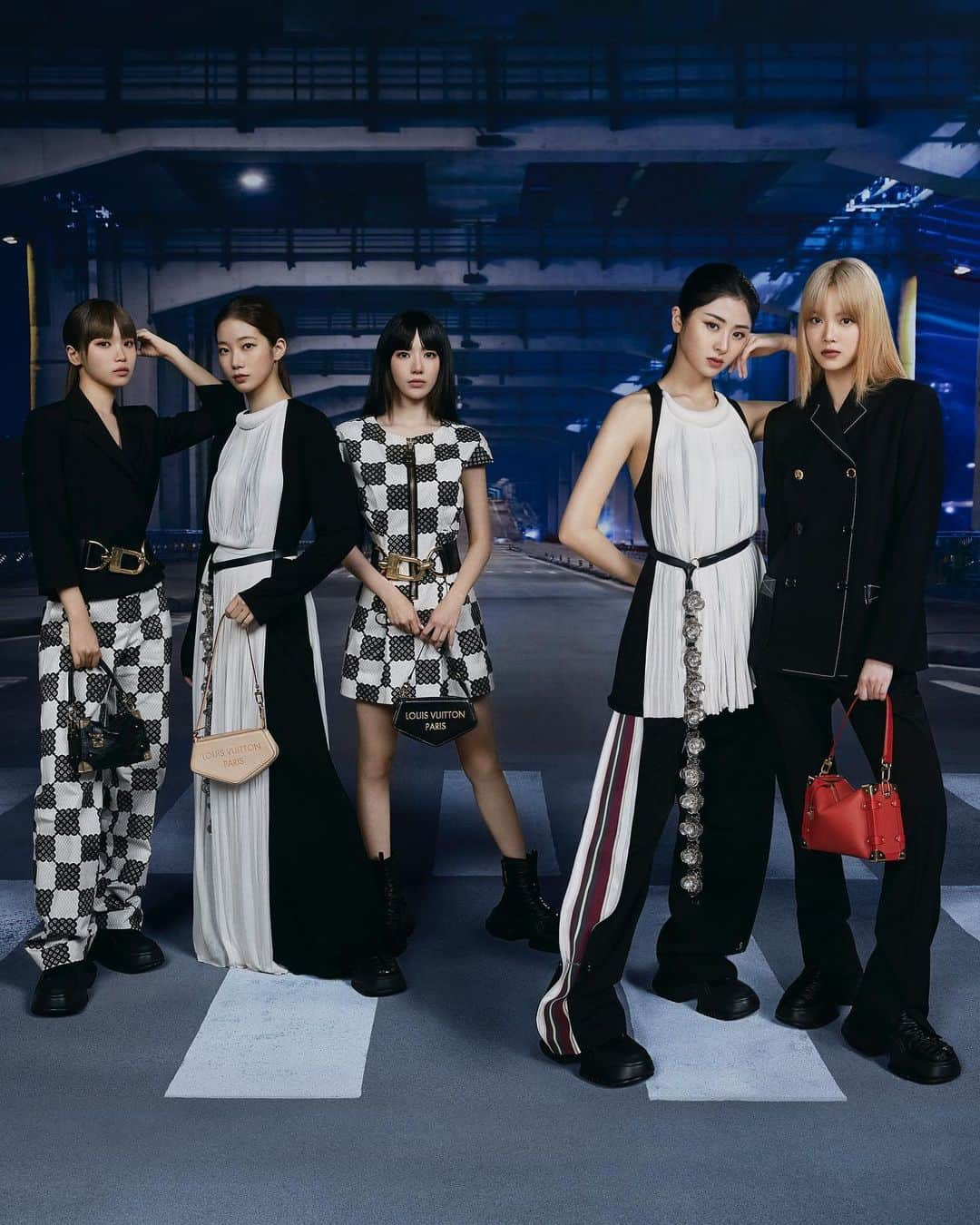 ルイ・ヴィトンさんのインスタグラム写真 - (ルイ・ヴィトンInstagram)「LE SSERAFIM for Louis Vuitton. In an ode to the Women’s Pre-Fall 2023 Show staged on the Jamsugyo Bridge in Seoul, new House Ambassadors LE SSERAFIM reprise the iconic setting in their debut campaign for the Maison, evoking the audacious aesthetic of the collection. Discover the pieces via link in bio.  #LE_SSERAFIM #LVPREFALL23 #LouisVuitton」11月3日 3時01分 - louisvuitton