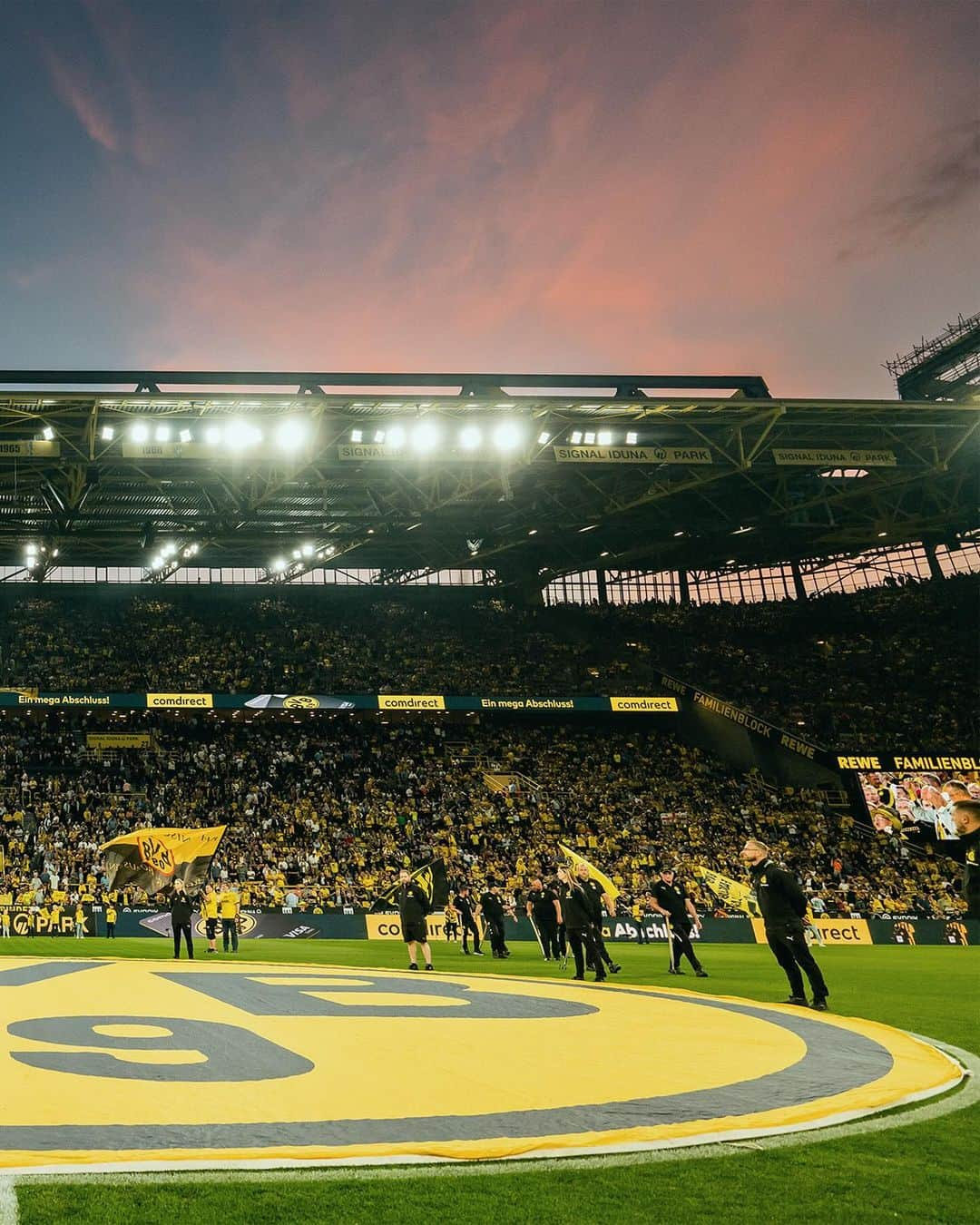 ボルシア・ドルトムントさんのインスタグラム写真 - (ボルシア・ドルトムントInstagram)「Dieses Stadion, eine Festung. Immer. 🏰 #BVBFCB」11月3日 3時03分 - bvb09