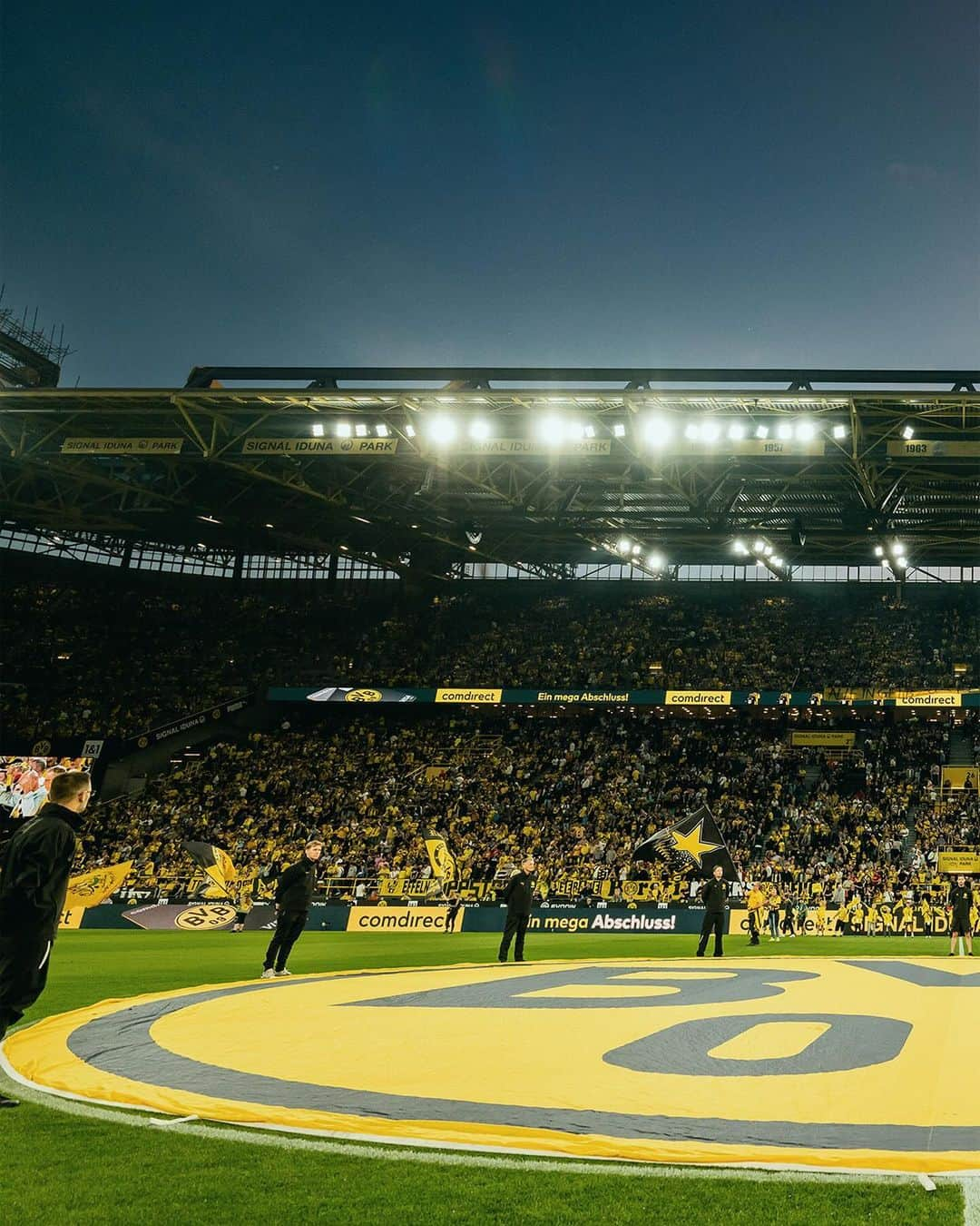 ボルシア・ドルトムントさんのインスタグラム写真 - (ボルシア・ドルトムントInstagram)「Dieses Stadion, eine Festung. Immer. 🏰 #BVBFCB」11月3日 3時03分 - bvb09