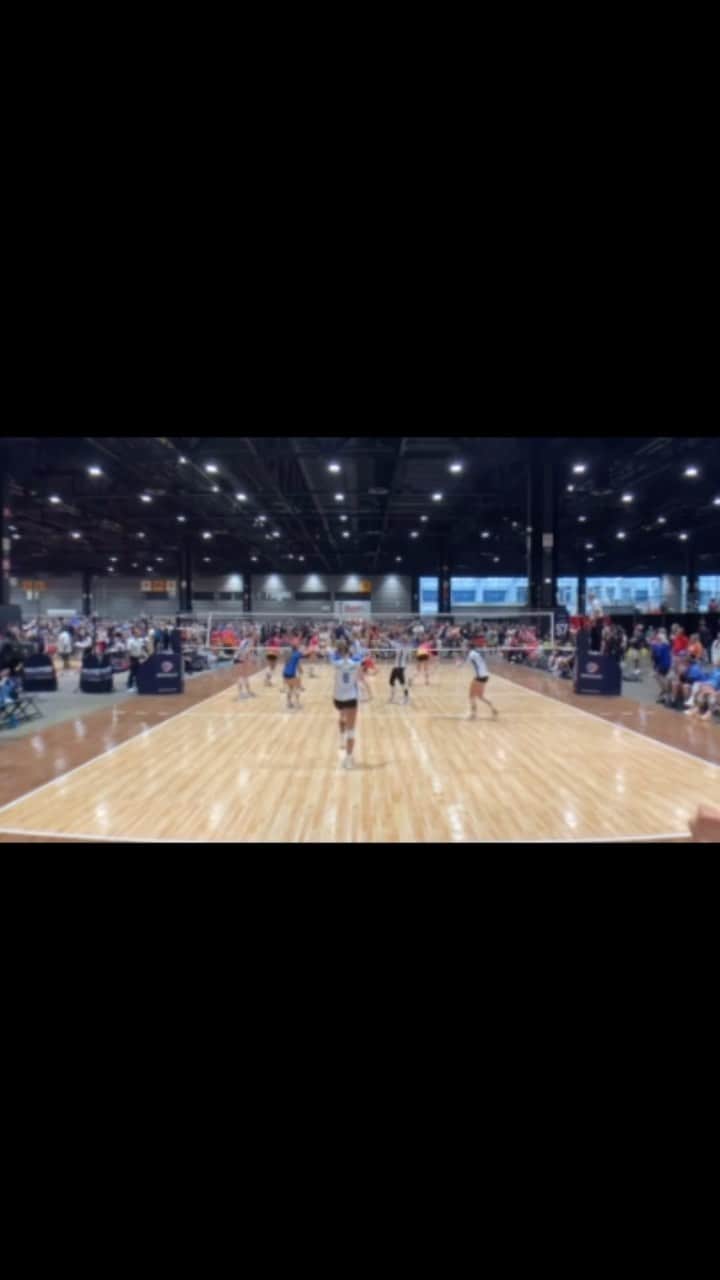USA Volleyballのインスタグラム：「Proof that middles CAN set. Club Ignit Select Volleyball 17 Blue showing out at the 2023 Girls Junior National Championship!  Send us your best highlights and memorable moments. We’ll be sharing our favorites all season long! Email: social.media@usav.org」
