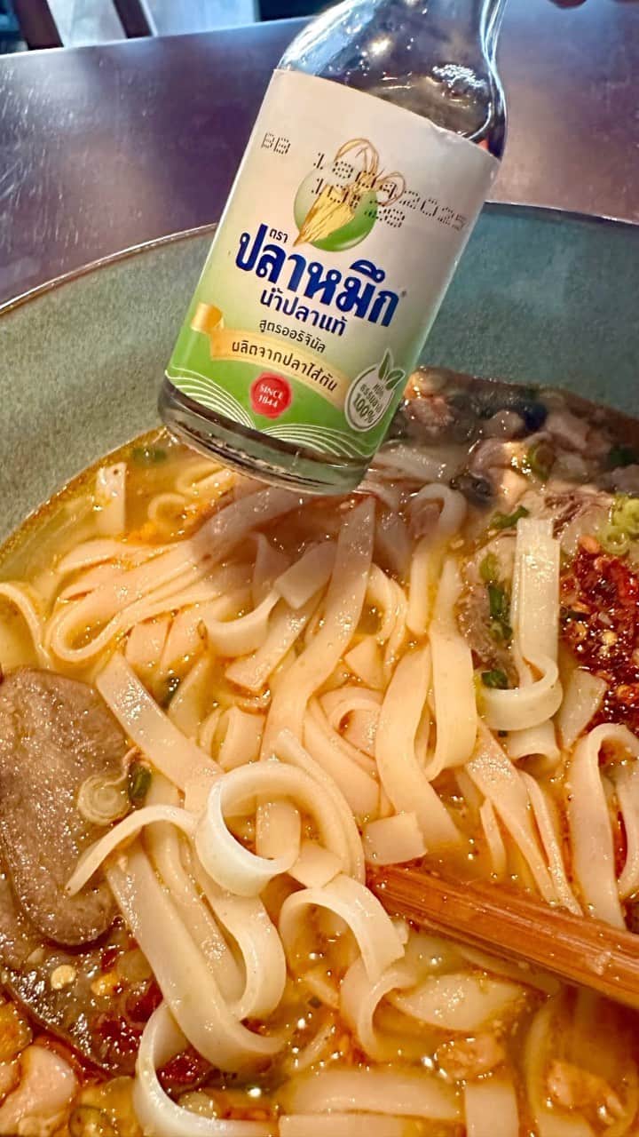mori_no_tsukueのインスタグラム：「“シャンヌードル” 恵比寿ビール坂のミャンマー料理のレストラン「95yooya 」 シャンヌードルはミャンマー・シャン州の麺料理 ミャンマー東部のシャン州は中国雲南省、ラオス、タイと国境接している地域 鶏ガラスープにチキントマトソースの汁アリで 干し海老や鶏ひき肉入りの平麺の米麺、牛タン煮込みをトッピング追加 唐辛子オイルと絵柄がイカなので文字は読めないが恐らくイカの魚醤もプラスし辛めに AUTHENTIC YUNNAN BURMESE CUISIN 95yooya~ 「95」はミャンマーの国識別番号、ミャンマー料理とミャンマーと国境を接する云南省・ 雲南料理の新店 #savemyanmar🇲🇲 #savemyanmar #アジア麺文化巡り #95yooya #恵比寿界隈の美味しい店 #恵比寿グルメ #恵比寿ランチ   #ミャンマー料理 #雲南料理 #シャンヌードル」