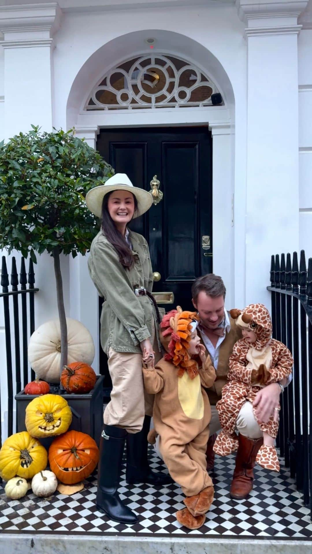 ペオニー・リムのインスタグラム：「Happy Halloween 🎃  This year’s theme - Out of Africa. #mummalim #familycostumes」