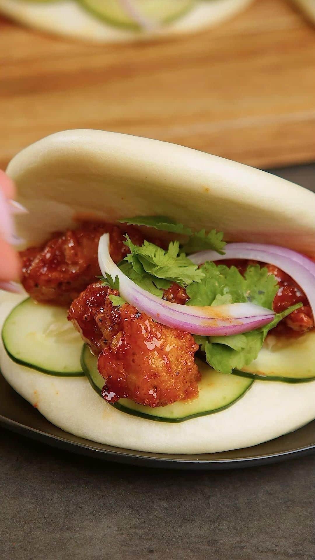 Lee Kum Kee USA（李錦記）のインスタグラム：「Flavor Fusion Alert: Korean Style Fried Chicken Bao! 🍗   Lee Kum Kee Sriracha Chili Sauce and Chili Garlic Sauce add a fiery twist to this crispy, marinated masterpiece. Get ready to bao down to the bold! 🌶️🌟  #leekumkee #leekumkeeusa #koreanstyle #friedchickenbao #friedchickenrecipe #koreanrecipe #srirachachili #chiligarlic」
