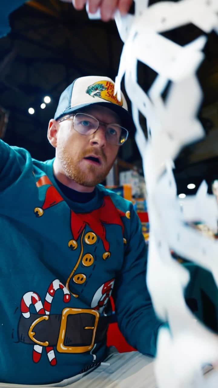 Dude Perfectのインスタグラム：「SANTA! WE KNOW HIM! Santa officially arrives at Bass Pro Shops across the US on Nov 4 at 5PM!  Visit Basspro.com/Santa for more information and to book a FREE photo!」
