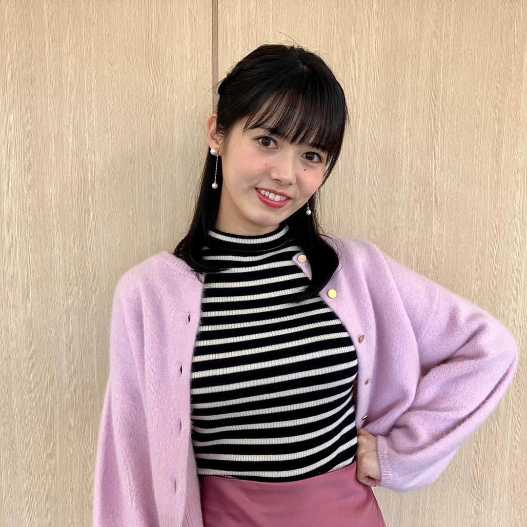 フジテレビ「めざましテレビ」さんのインスタグラム写真 - (フジテレビ「めざましテレビ」Instagram)「ファッション雑誌CanCamとコラボした お天気コーナー「きょう何着て行く？」 谷尻萌のコーデを紹介♪  11月3日（金）  【今日のコーデ】 🌟カーディガン☞ @la_boutique_bonbon_official １万6500円 🌟ニット☞ @uniqlo_jp 2990円 🌟スカート☞ @mercuryduo_com １万2100円 🌟靴☞ @kanematsu_official ３万7400円  🌟イヤリング☞ @phoebe_official 4180円   【コーデのポイント】 キャッチーなピンクコーデに、思わず気分がアップ👚🎀 ボーダートップスをINしてアクセントを効かせると、さらに遊びゴコロたっぷりに。幼く見えないのは、ツヤのあるスカートやきれいめブーツなど品のある アイテム選びのおかげです🪅  #めざましテレビ #きょう何着て行く？ #谷尻萌 #今日のコーデ #コーデ #CanCam #今日のファッション#ootd #きょう何着て行く？は月〜金朝6時22分ごろ放送📺 #もえちゃん #きれいめコーデ #きれいめカジュアル #大人コーデ #秋コーデ #オフィスカジュアル #上品コーデ #アナウンサー衣装」11月3日 14時03分 - mezamashi.tv