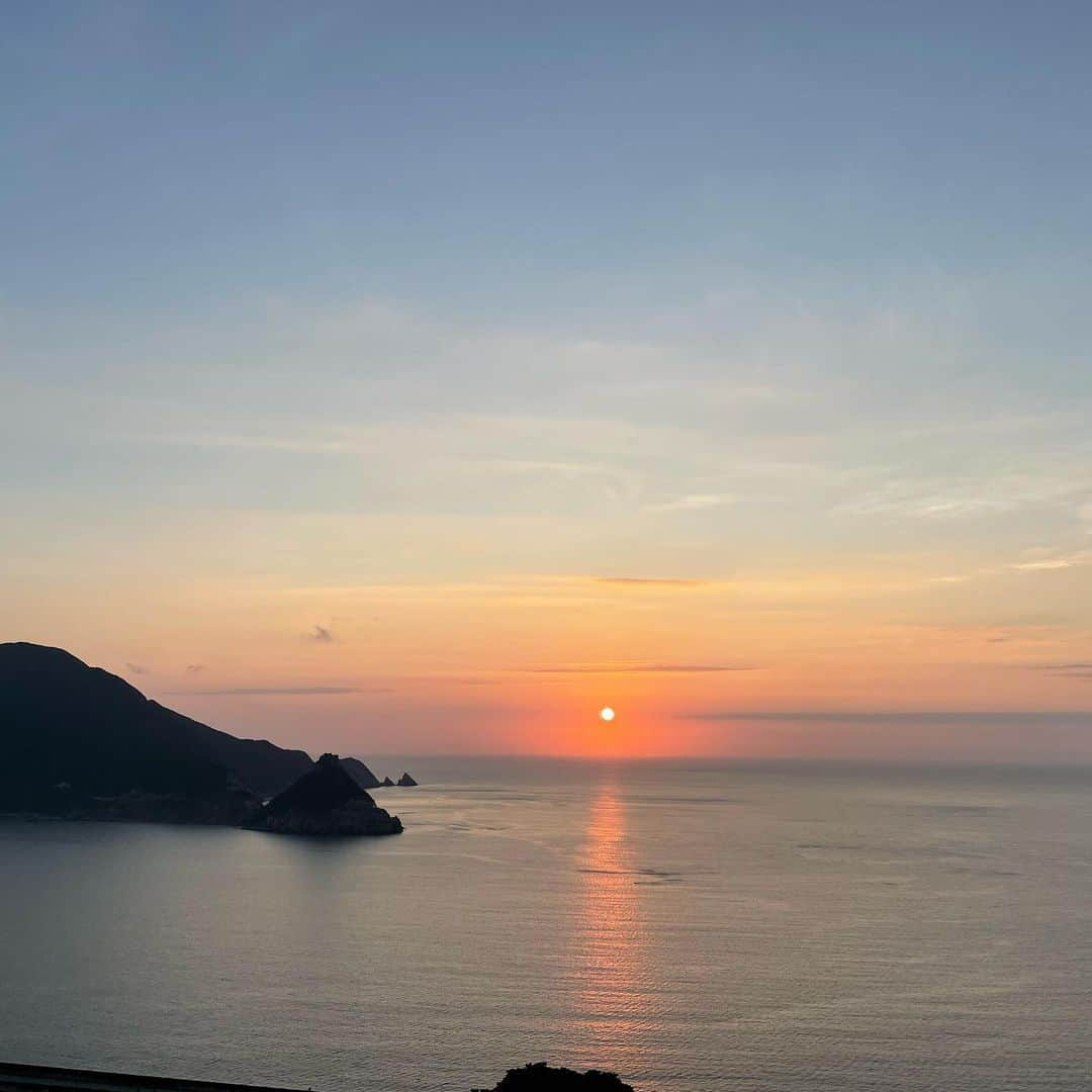 徳永悠平さんのインスタグラム写真 - (徳永悠平Instagram)「. 世界遺産の島、上五島イベント『かんころポチとキャプテン・コバルトの秘宝』のアンバサダーに徳永悠平が就任致しました！ 長崎に戻ってきて離島の魅力についても発信をしていきたいと思っていた中でご縁を頂き実現！本当に美しいこの島の沢山の魅力をイベントをきっかけに知っていただきたいと思っています。 いよいよ来週11月6日より「かんころポチとキャプテン・コバルトの秘宝」が始まります！上五島で謎解きを楽しみながら観光してみませんか🚢🙏🏝️  かんころポチ、、可愛いいなぁー！🐶  #五島列島  #新上五島  #世界遺産  #五島産業汽船 #かんころポチ  #かんころ餅  #五島うどん #教会  #祈り #夕陽  #海 #v長崎  #徳永悠平  #マルシャル  #謎解き #イベント」11月3日 12時33分 - yuhei02