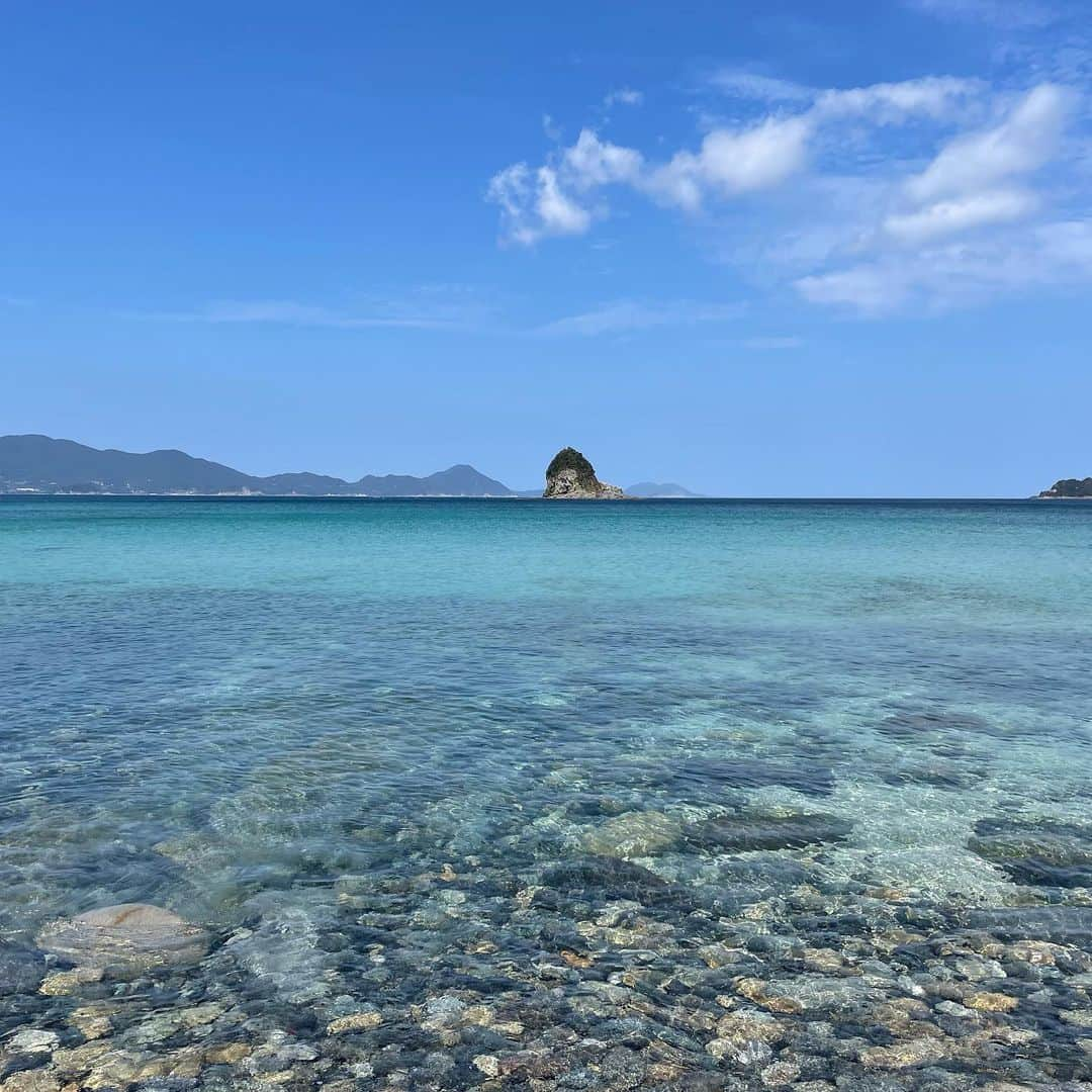 徳永悠平さんのインスタグラム写真 - (徳永悠平Instagram)「. 世界遺産の島、上五島イベント『かんころポチとキャプテン・コバルトの秘宝』のアンバサダーに徳永悠平が就任致しました！ 長崎に戻ってきて離島の魅力についても発信をしていきたいと思っていた中でご縁を頂き実現！本当に美しいこの島の沢山の魅力をイベントをきっかけに知っていただきたいと思っています。 いよいよ来週11月6日より「かんころポチとキャプテン・コバルトの秘宝」が始まります！上五島で謎解きを楽しみながら観光してみませんか🚢🙏🏝️  かんころポチ、、可愛いいなぁー！🐶  #五島列島  #新上五島  #世界遺産  #五島産業汽船 #かんころポチ  #かんころ餅  #五島うどん #教会  #祈り #夕陽  #海 #v長崎  #徳永悠平  #マルシャル  #謎解き #イベント」11月3日 12時33分 - yuhei02