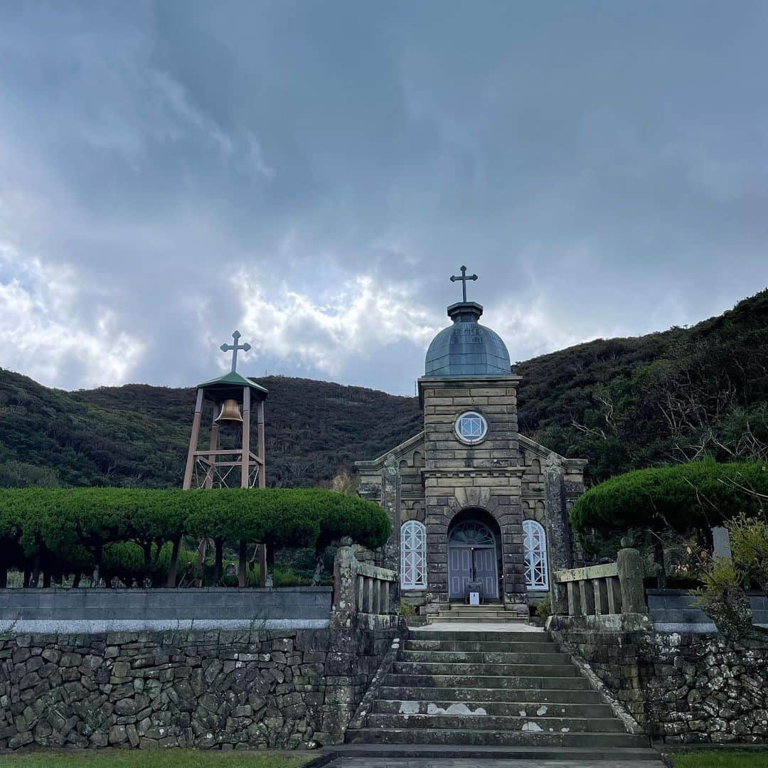 徳永悠平さんのインスタグラム写真 - (徳永悠平Instagram)「. 世界遺産の島、上五島イベント『かんころポチとキャプテン・コバルトの秘宝』のアンバサダーに徳永悠平が就任致しました！ 長崎に戻ってきて離島の魅力についても発信をしていきたいと思っていた中でご縁を頂き実現！本当に美しいこの島の沢山の魅力をイベントをきっかけに知っていただきたいと思っています。 いよいよ来週11月6日より「かんころポチとキャプテン・コバルトの秘宝」が始まります！上五島で謎解きを楽しみながら観光してみませんか🚢🙏🏝️  かんころポチ、、可愛いいなぁー！🐶  #五島列島  #新上五島  #世界遺産  #五島産業汽船 #かんころポチ  #かんころ餅  #五島うどん #教会  #祈り #夕陽  #海 #v長崎  #徳永悠平  #マルシャル  #謎解き #イベント」11月3日 12時33分 - yuhei02