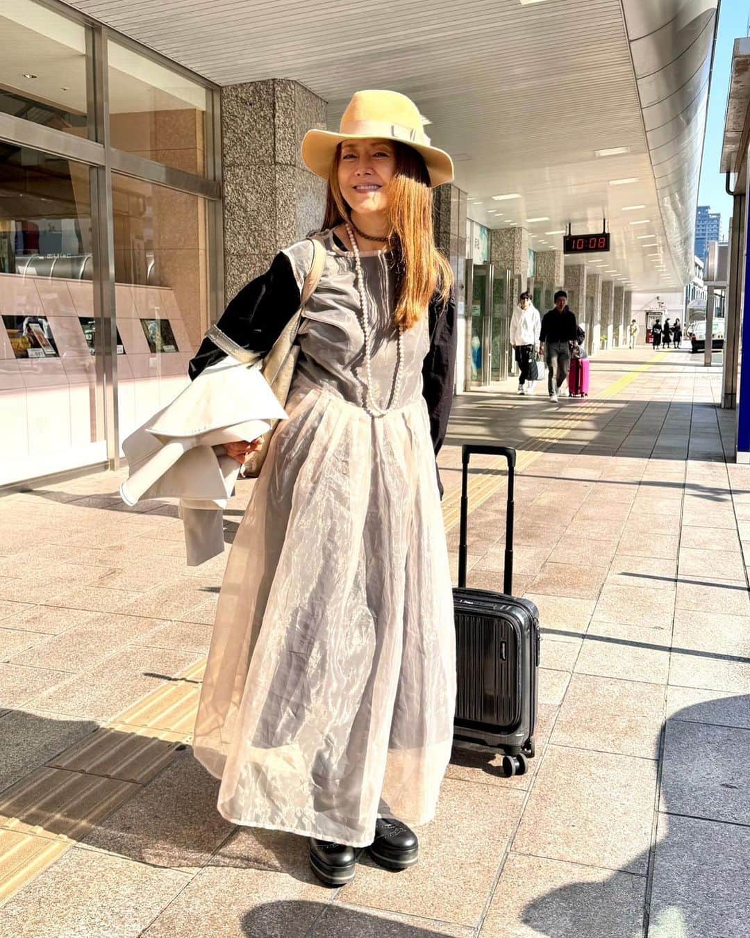 熊谷真実のインスタグラム：「東京行ってきます。  ZARAのワンピースにふわふわ合わせてみました。  昼間は暑いから何を着たらいいのやら。  さて、 行ってきます。  #熊谷真実 #東京行ってきます #東京行きファッション #ネックレスはシルク #可愛い #ではー！良い休日を」