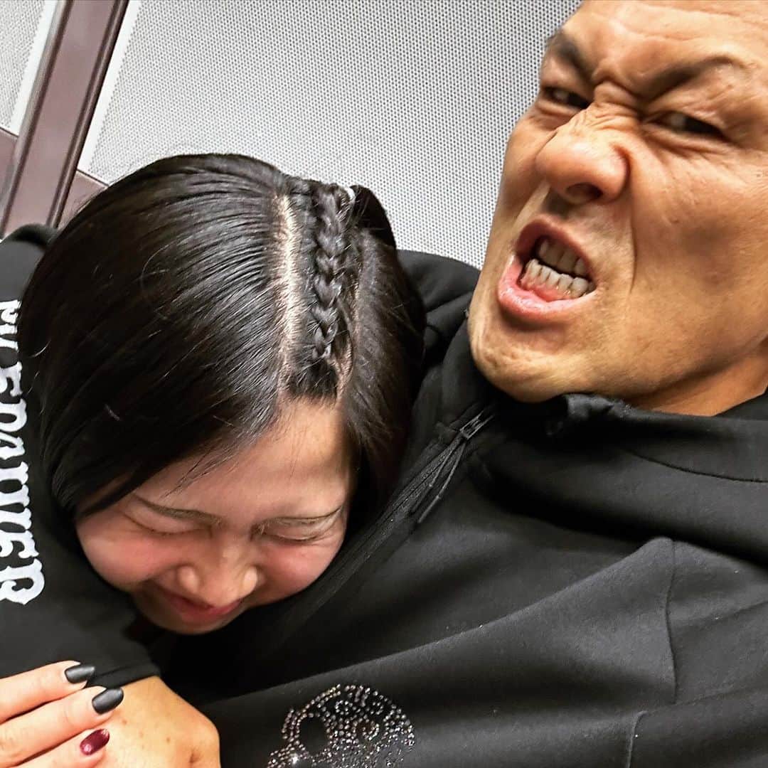 のインスタグラム：「I didn't expect this girl...  JTOで再会した稲葉ともか。小学生の時から知ってるから、まさかこの娘がレスラーになるとは…って感じ。とりあえず挨拶がてらのヘッドロックしといた。」