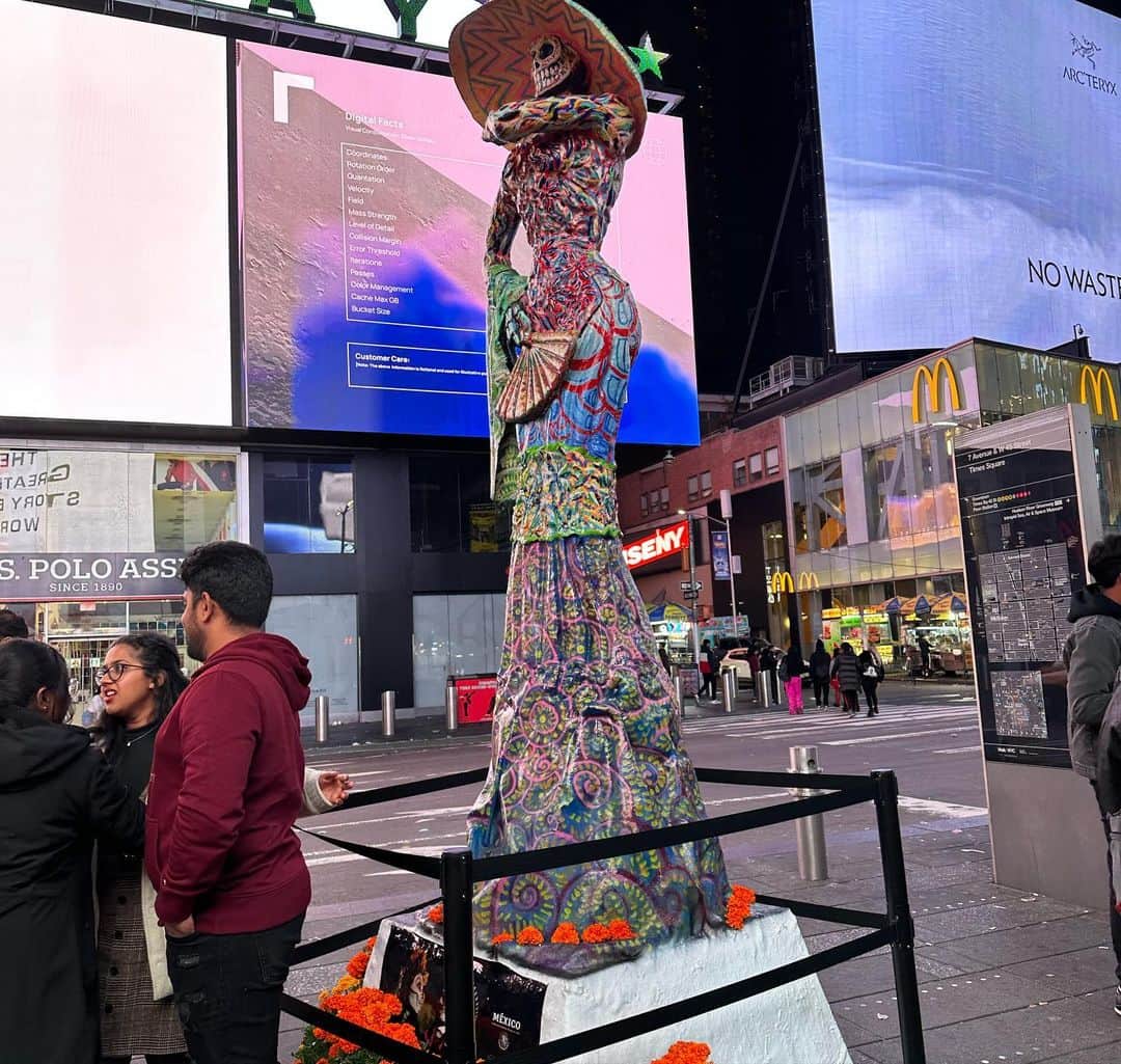 yu-yu.（友癒）さんのインスタグラム写真 - (yu-yu.（友癒）Instagram)「. ちなみに着いたのが10月31日の夜中だったのでタイムズスクエアを見に行くとうっすらハロウィンやってました🎃笑 しかもメキシコウィーク🇲🇽  #ny #ニューヨーク #ハロウィン #diadelosmuertos #タイムズスクエア #timessquare」11月3日 12時45分 - ____yu_yu____