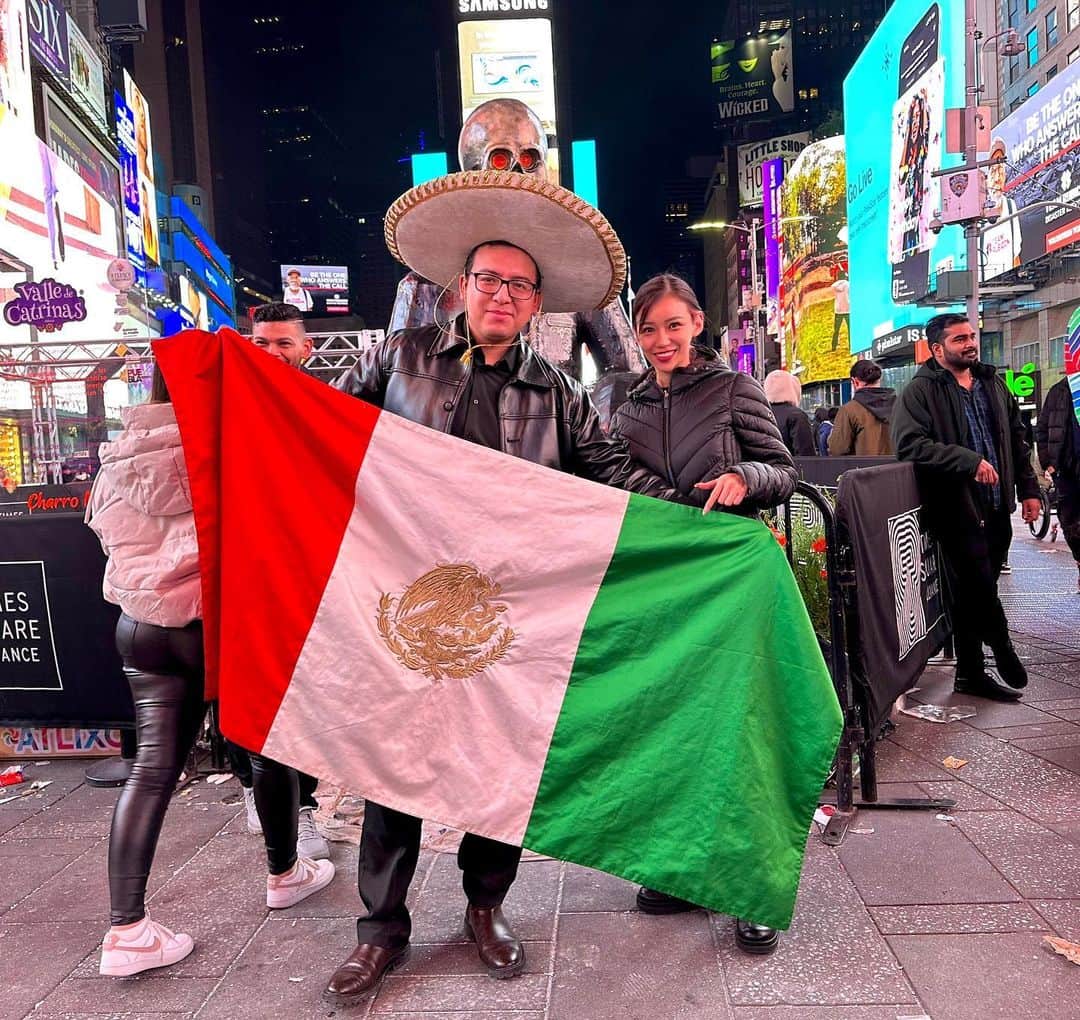 yu-yu.（友癒）さんのインスタグラム写真 - (yu-yu.（友癒）Instagram)「. ちなみに着いたのが10月31日の夜中だったのでタイムズスクエアを見に行くとうっすらハロウィンやってました🎃笑 しかもメキシコウィーク🇲🇽  #ny #ニューヨーク #ハロウィン #diadelosmuertos #タイムズスクエア #timessquare」11月3日 12時45分 - ____yu_yu____