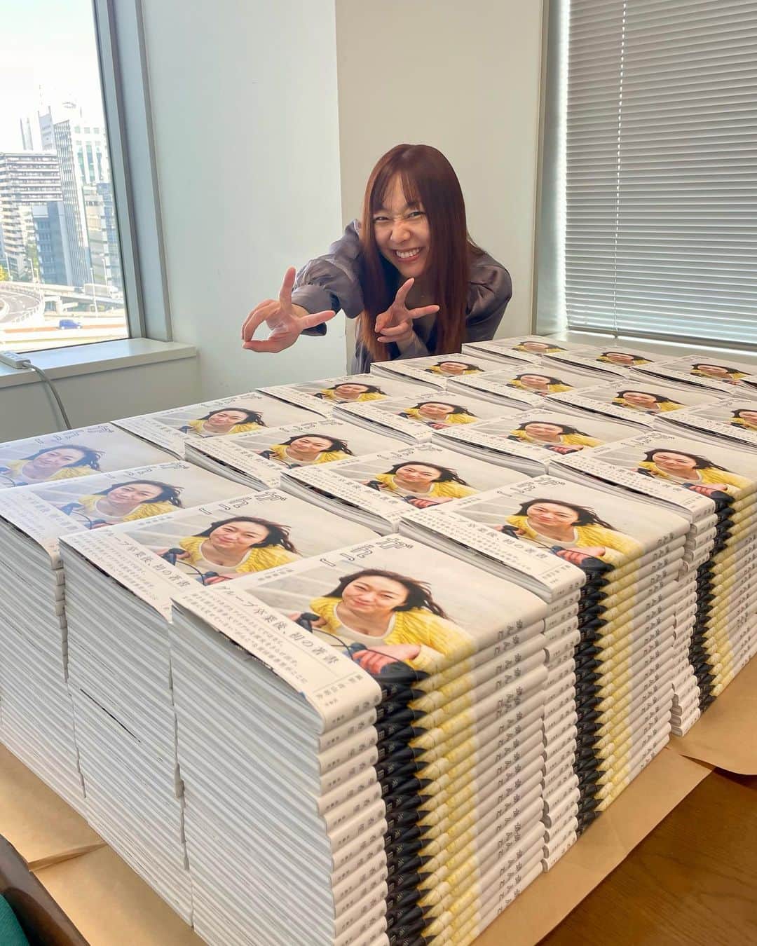 須田亜香里さんのインスタグラム写真 - (須田亜香里Instagram)「32歳最初の仕事は11月1日発売のフォトエッセイ #がんこ お渡し会用のサイン入れからでした✍️ (当日お名前入れさせてもらいます。たくさん予約いただいているみたいでこの日は800以上書いたよう😚) 冊数によってサイン、チェキなど特典は異なりますが、一冊のみのご購入の方も握手ができますので、気軽に遊びに来てね😉💓 全て予約制！ ストーリーズのハイライトみてね。  🗼11/6 渋谷 HMV&BOOKS SHIBUYA 🍤11/25 名古屋 星野書店近鉄パッセ店 🐙12/2 大阪 タワーレコード梅田NU茶屋町店イベントスペース 🌈11/13 オンラインサイン会」11月3日 12時48分 - akarisuda