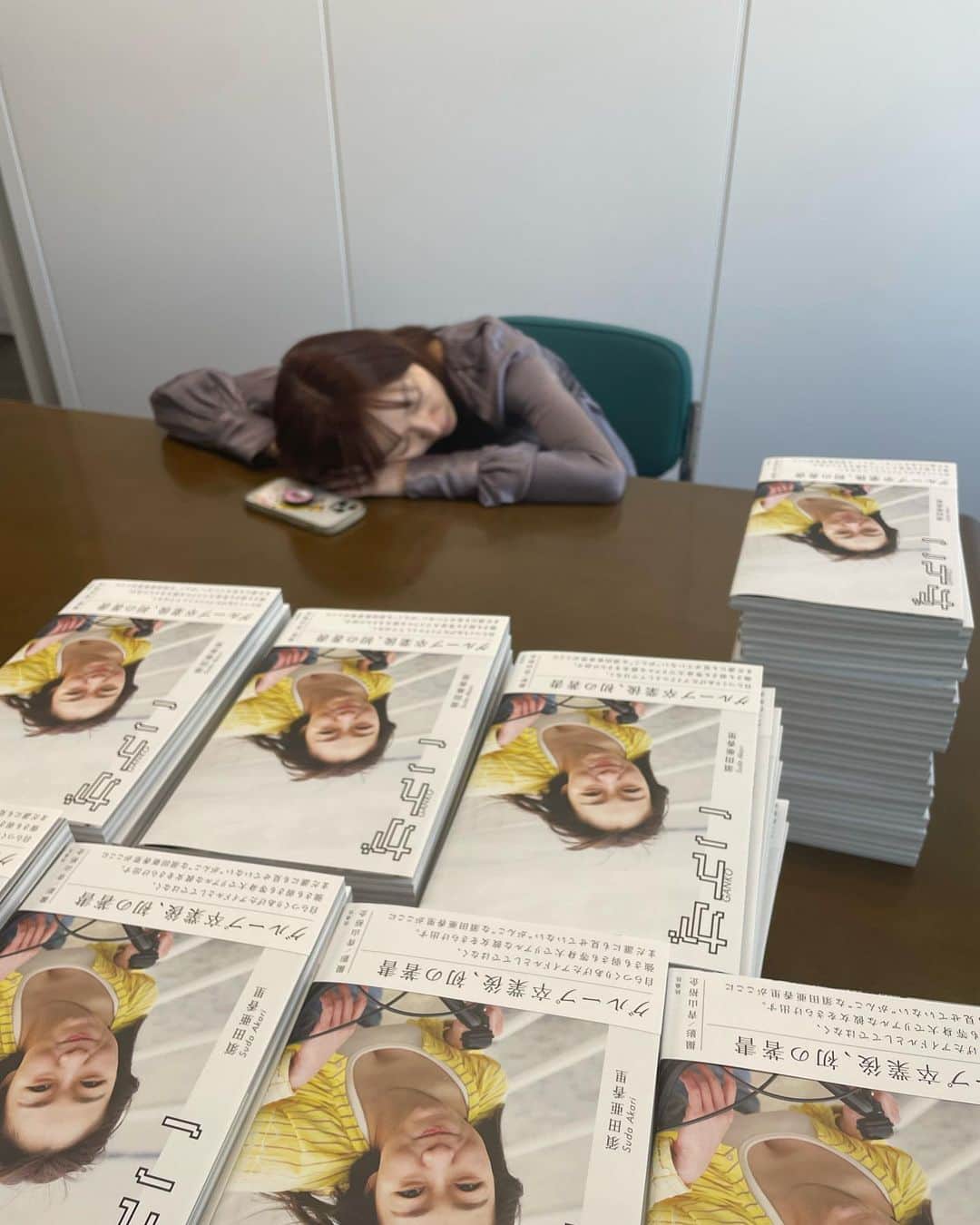 須田亜香里さんのインスタグラム写真 - (須田亜香里Instagram)「32歳最初の仕事は11月1日発売のフォトエッセイ #がんこ お渡し会用のサイン入れからでした✍️ (当日お名前入れさせてもらいます。たくさん予約いただいているみたいでこの日は800以上書いたよう😚) 冊数によってサイン、チェキなど特典は異なりますが、一冊のみのご購入の方も握手ができますので、気軽に遊びに来てね😉💓 全て予約制！ ストーリーズのハイライトみてね。  🗼11/6 渋谷 HMV&BOOKS SHIBUYA 🍤11/25 名古屋 星野書店近鉄パッセ店 🐙12/2 大阪 タワーレコード梅田NU茶屋町店イベントスペース 🌈11/13 オンラインサイン会」11月3日 12時48分 - akarisuda