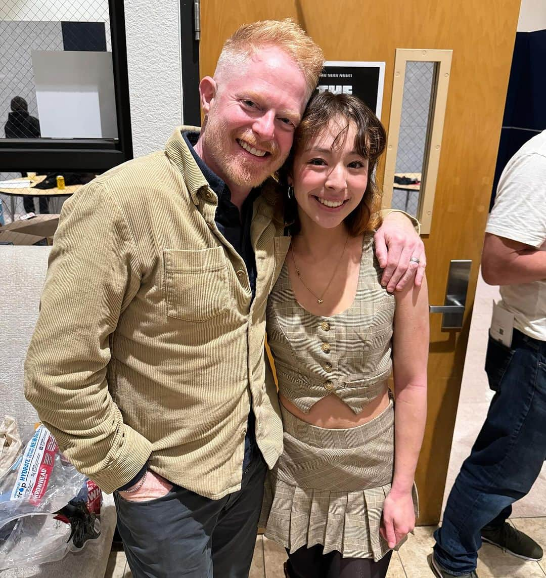 ジェシー・タイラー・ファーガソンのインスタグラム：「Got to see my talented pretend daughter @aubreyandersonemmons in her high school production of THE BURN. It's crazy to think Aubrey was just a few months older than Beckett when I met her! Look at her now!!! Congrats, Aubrey! You were SO great!  Love you! You make a pretend papa proud ❤️」