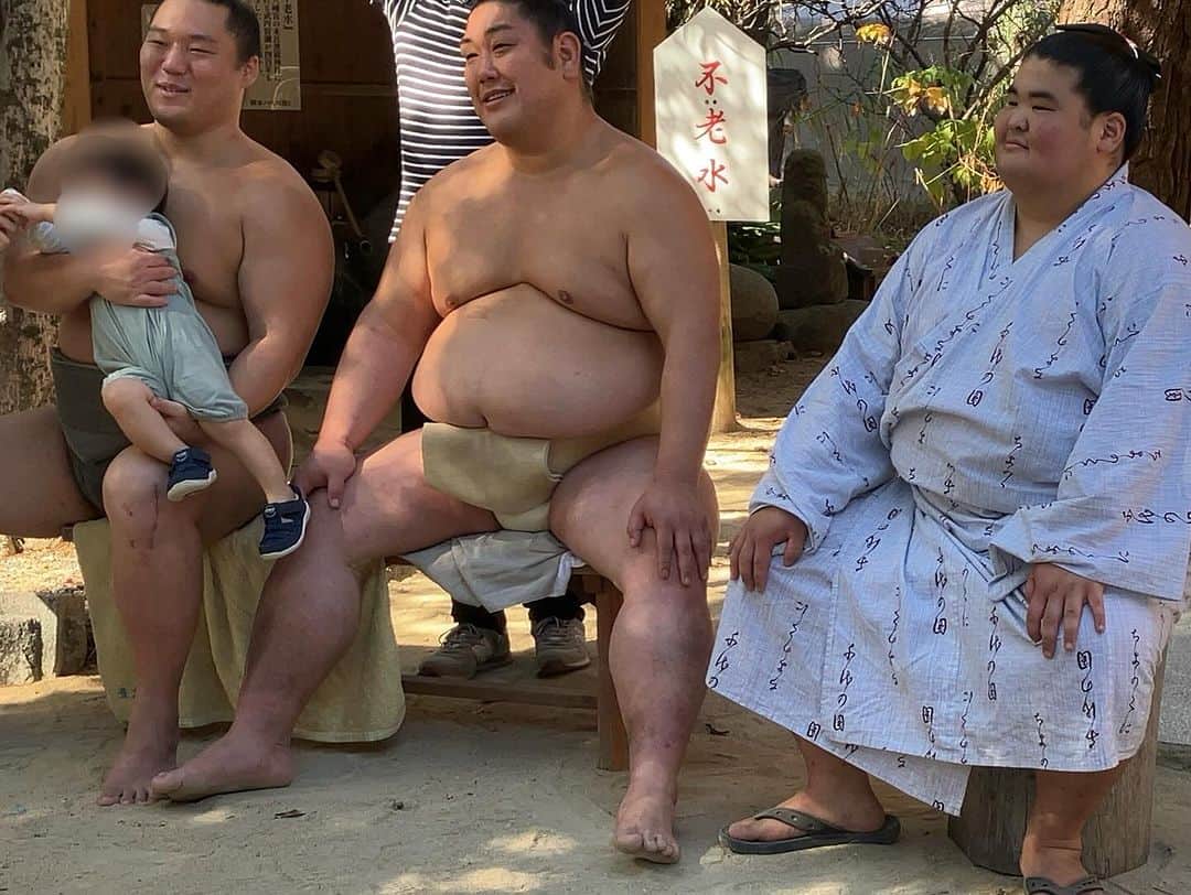 のインスタグラム：「総務部人財開発課の独り言 555  三連休のスタートは快晴で夏日☀️ 散歩がてらな福岡市中央区鳥飼八幡宮へ こちらは九州場所の九重部屋宿舎となってます。 おっ力士が沢山いる‼️どうやら赤ちゃん土俵入りだったようです。  そして『トリフェス』開催中。 鳥を使った料理がメインでめちゃくちゃ美味しそうです。 どれを食べるか悩みますね‼️ 5日まで開催してますので、お近くにお越しの際は是非🫠  #足場のダイワ #吊足場 #足場 #企業公式相互フォロー #鳥飼八幡宮 #鳥飼八幡宮トリフェス  #九重部屋」
