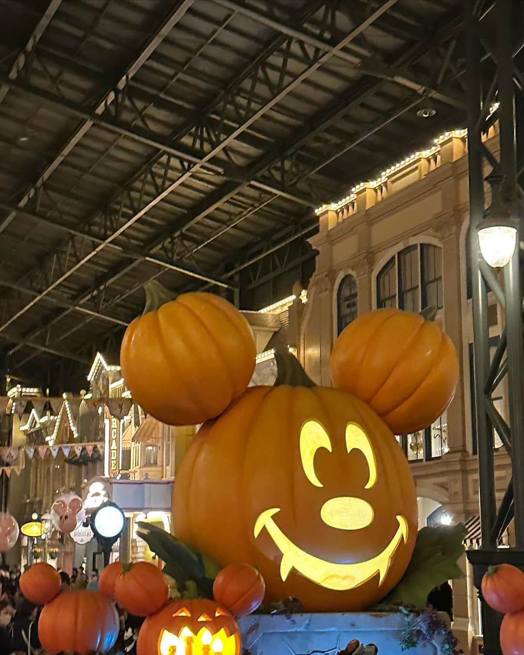 朝日奈央さんのインスタグラム写真 - (朝日奈央Instagram)「Halloween Disney 🖤🎃 ピーターパンとジャンプするタイミング一緒だった🫢🪄  #disneyland #halloweendisney #あさひ私服」11月3日 12時58分 - pop_step_asahi